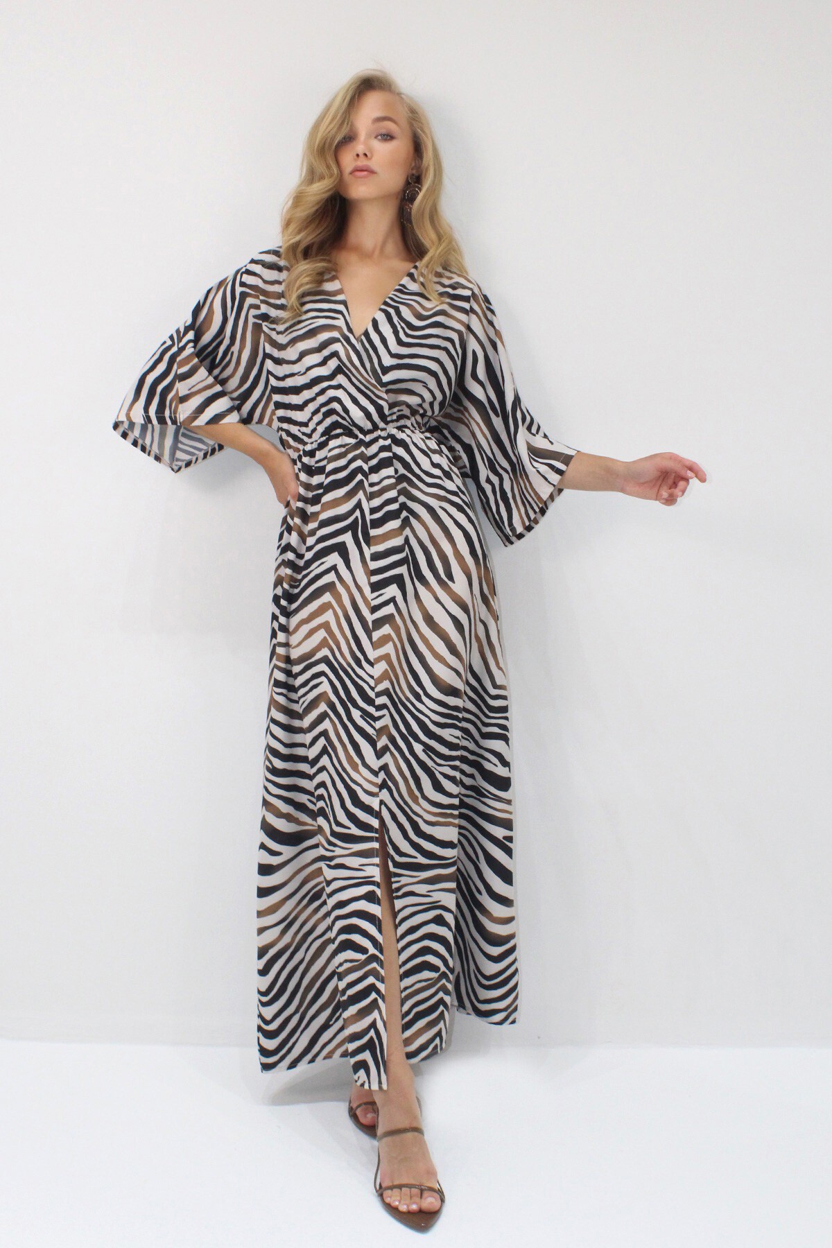 Karamel-Siyah Kruvaze Yaka Beli Lastikli Yarasa Kol Yırtmaç Detaylı Maxi Boy Elbise