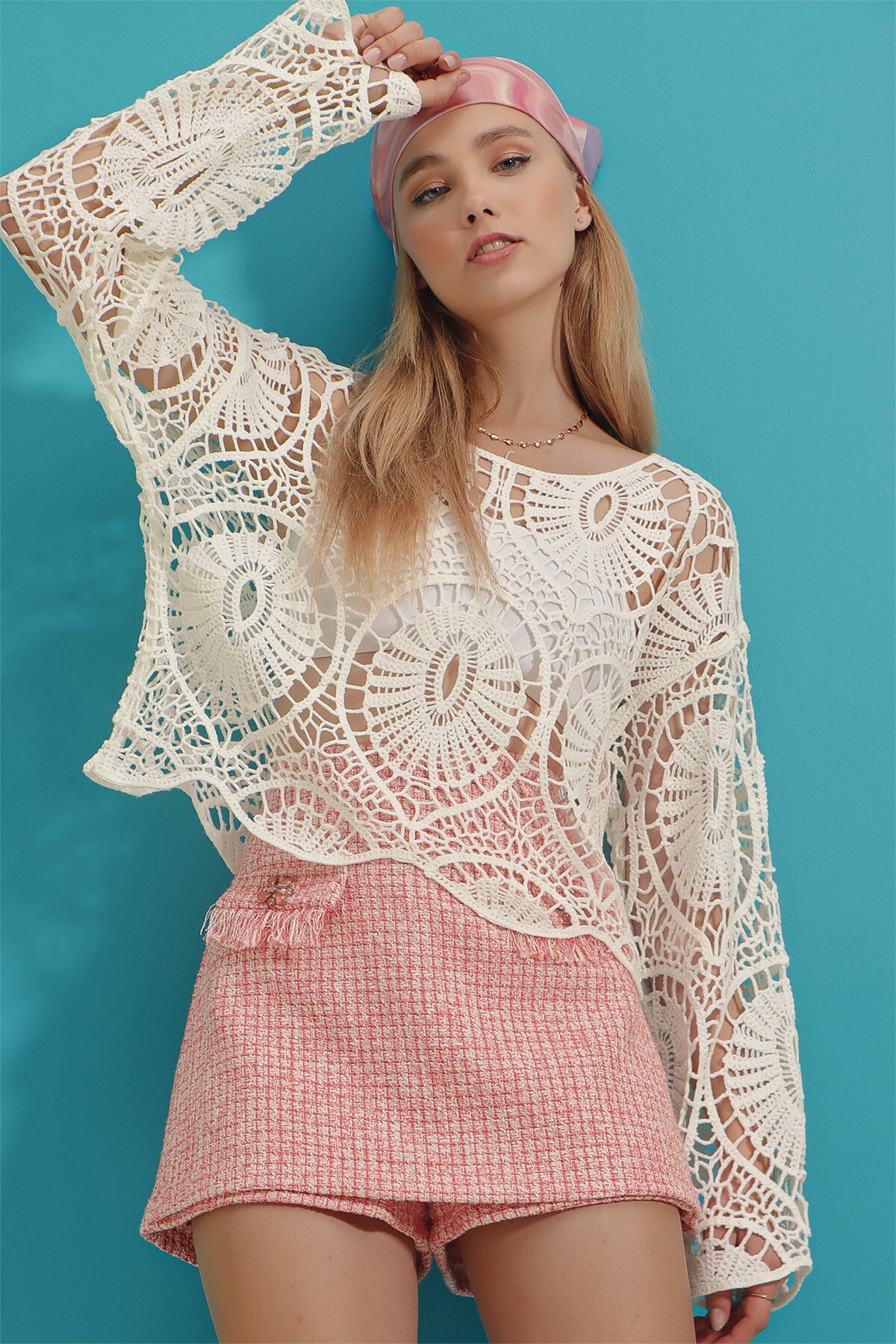 Ekru Kayık Yaka Motifli Kroşe Bluz