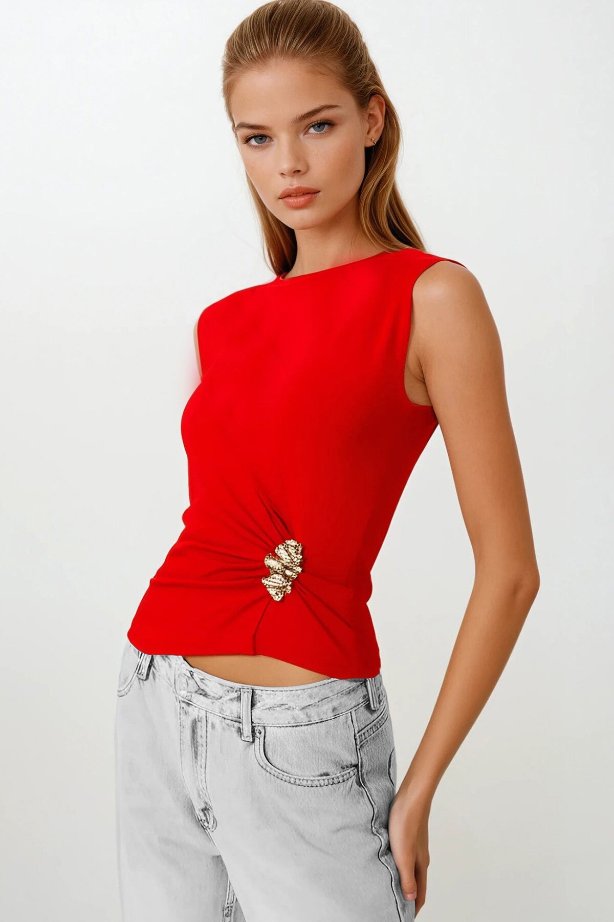 Kırmızı Aksesuar Detaylı Kolsuz Bluz