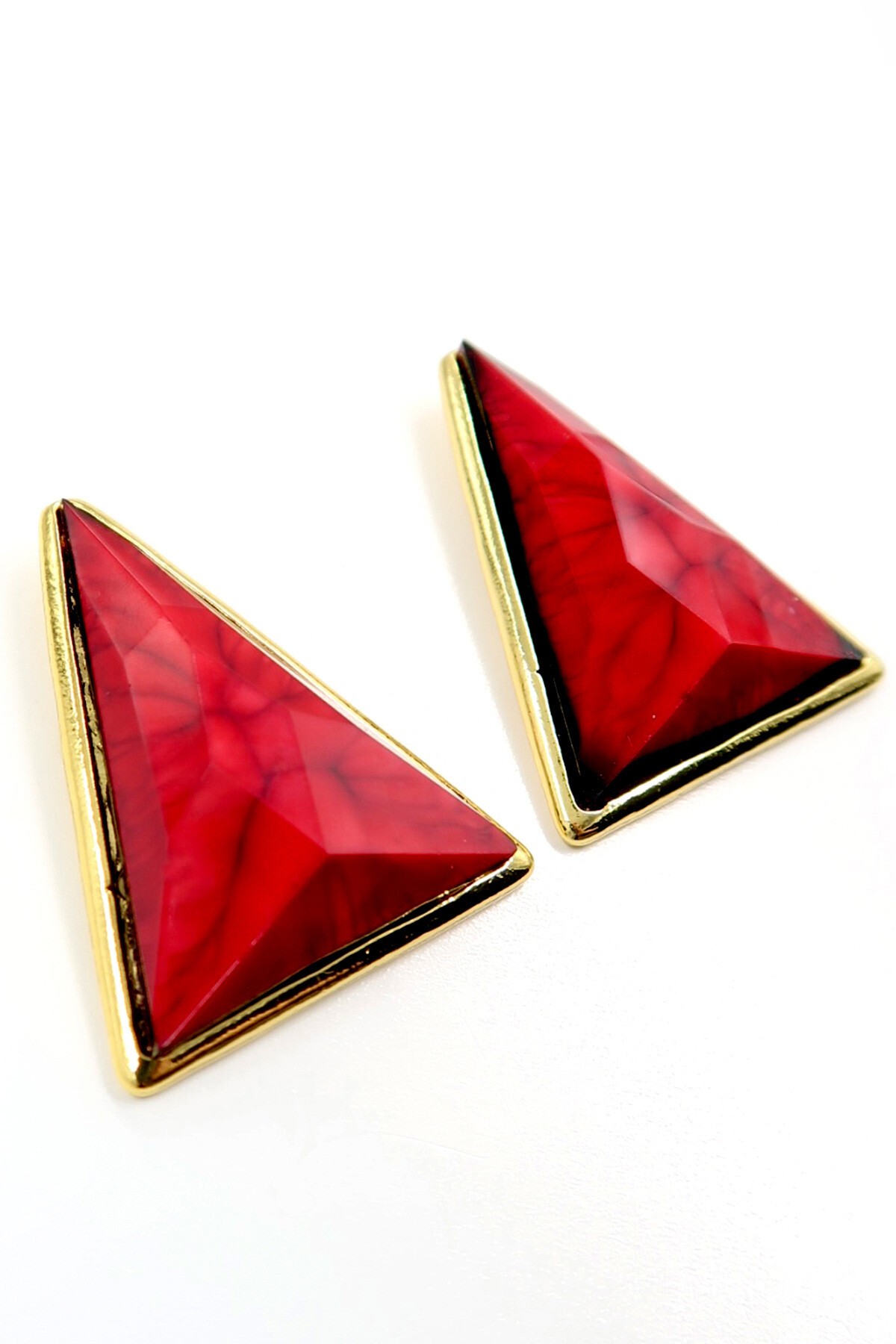 Kırmızı Altın Çerçeveli Üçgen Tasarım Mineli Küpe