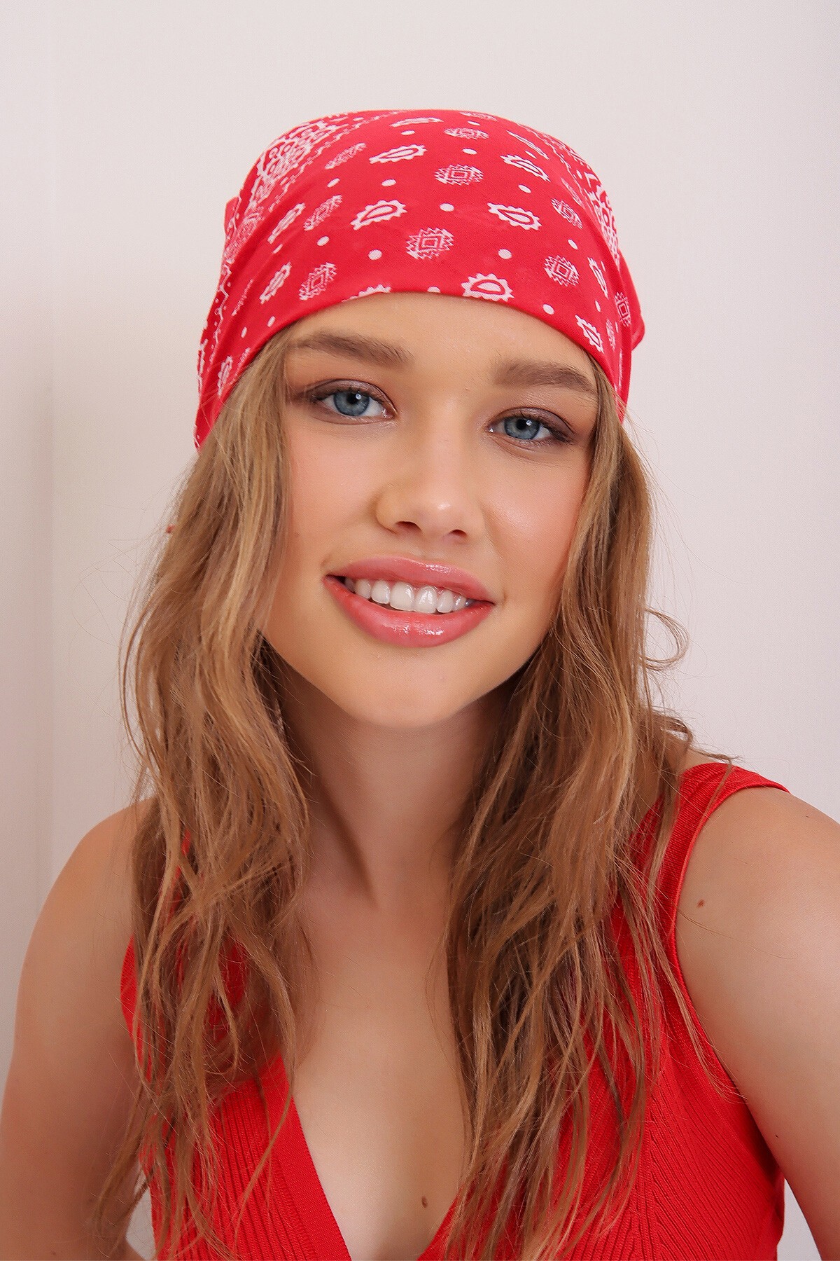 Kırmızı Desenli Saç Aksesuarı Bandana