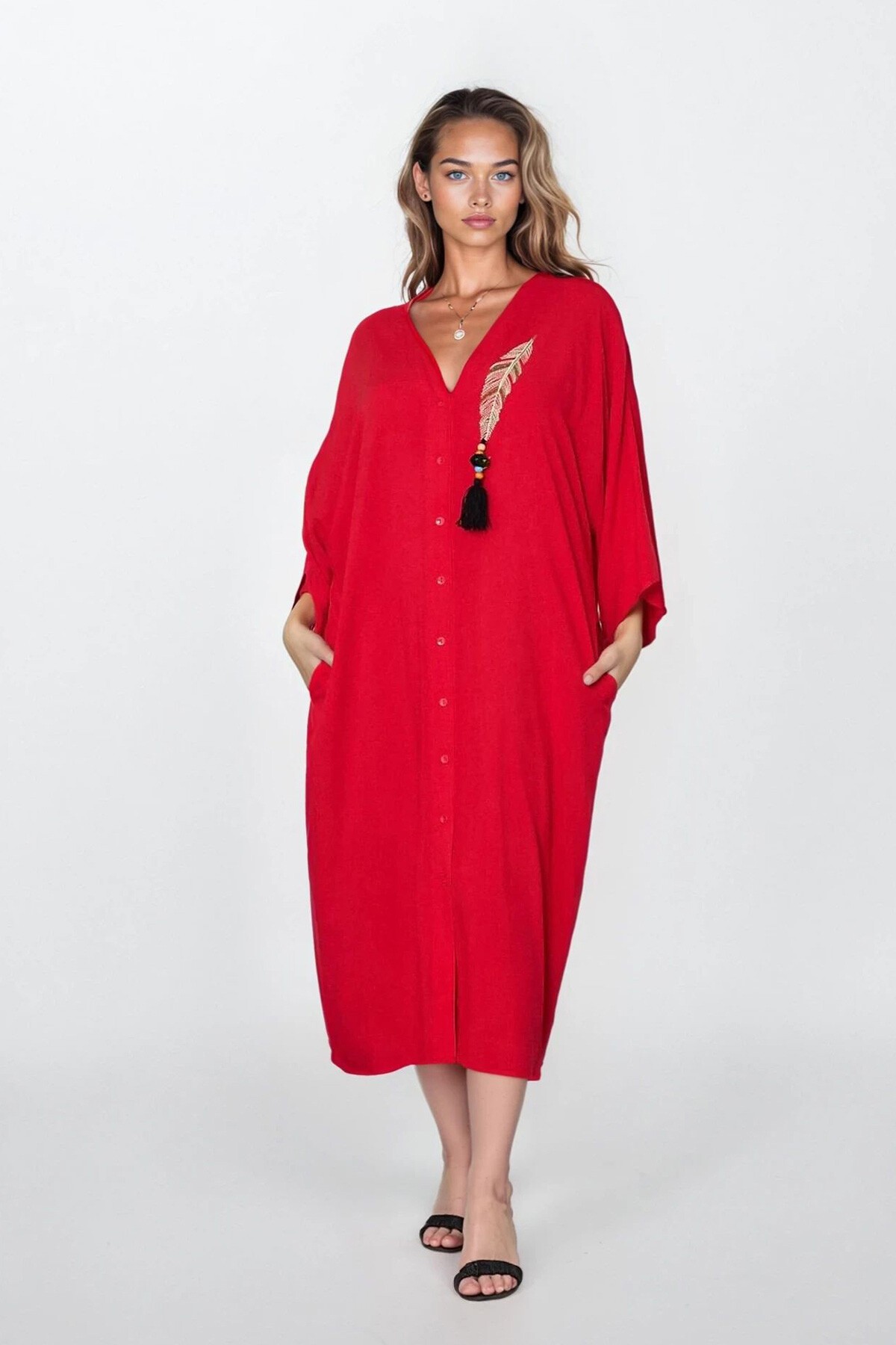 Kırmızı Düğmeli Çift Cepli Nakışlı Büyük Beden Elbise