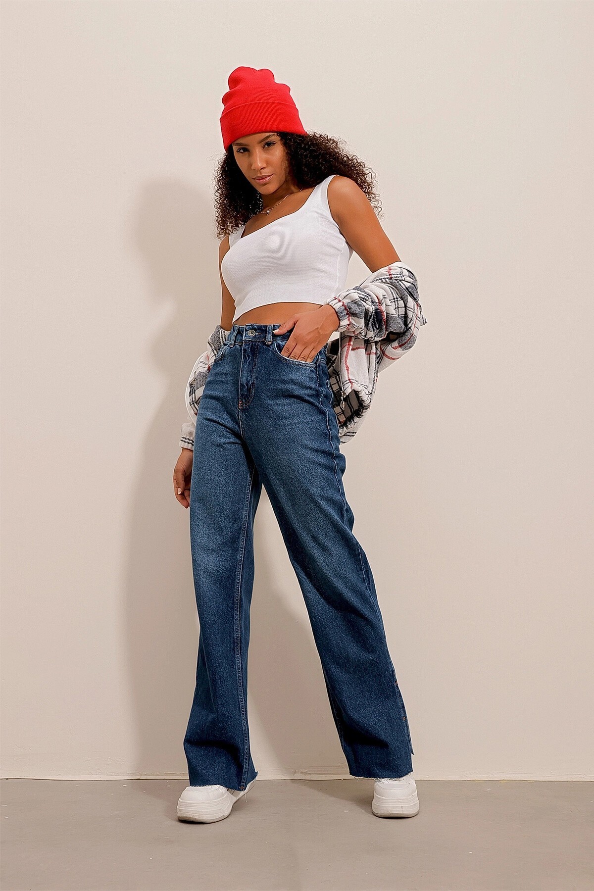 Koyu Mavi Yüksek Bel Kar Yıkamalı Paçası Yırtmaçlı Jean