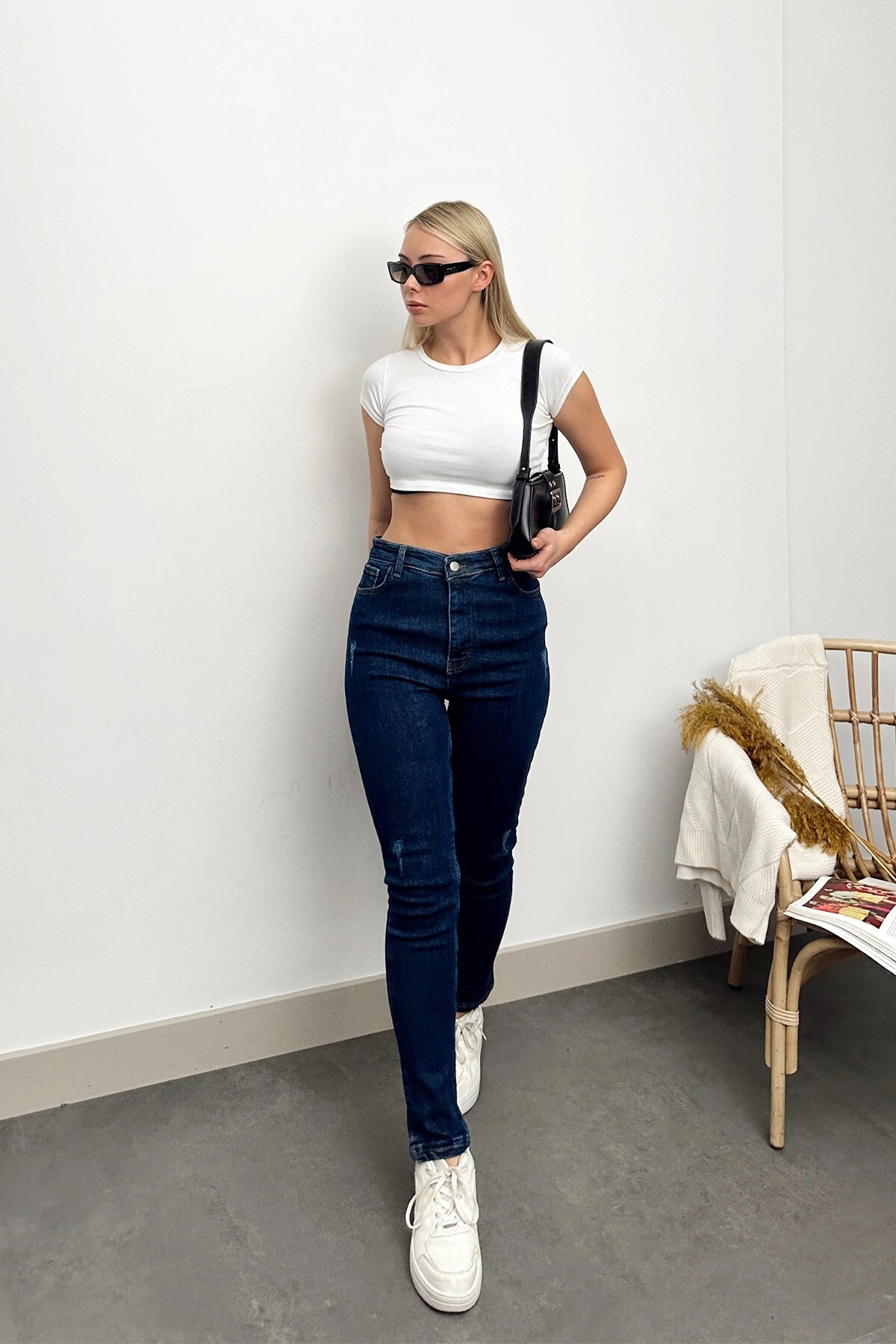 Koyu Mavi Yüksek Bel Yırtık Detaylı Likralı Mom Jean Pantolon