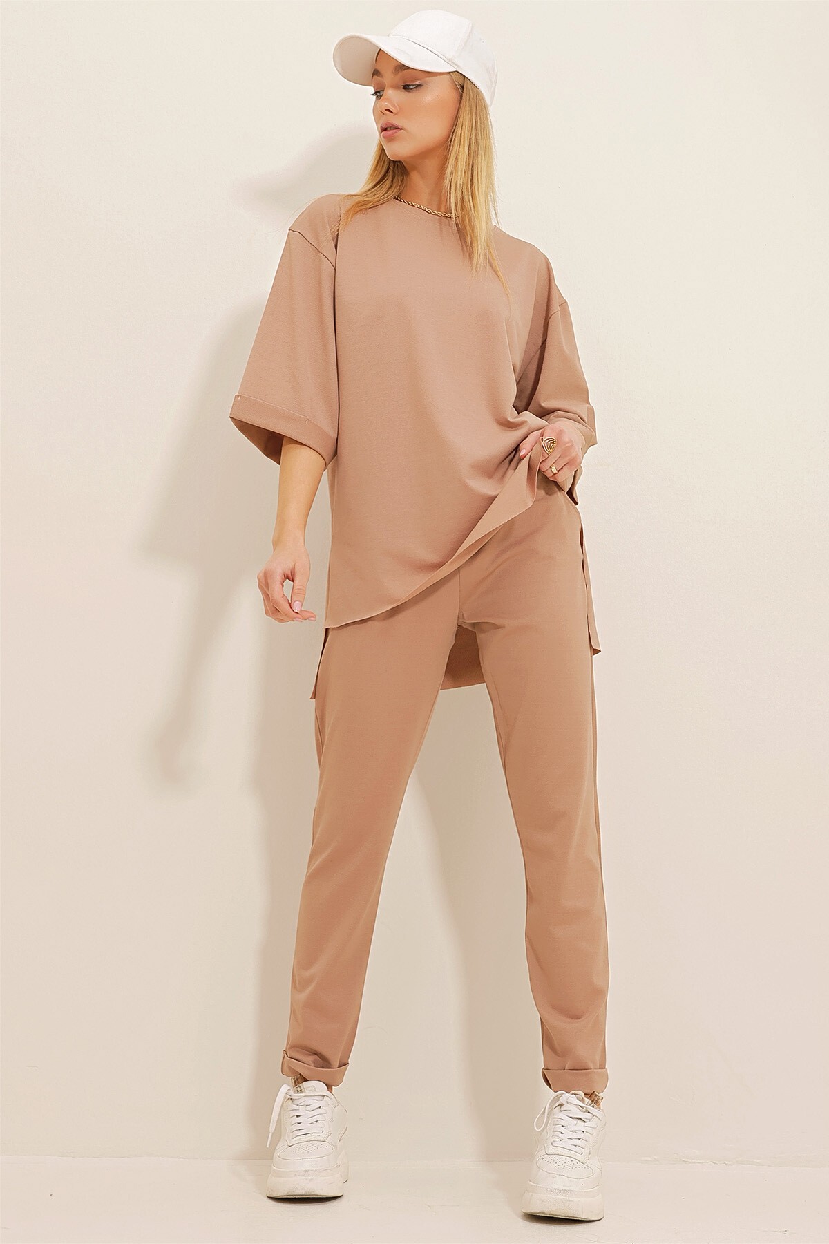 Koyubej Bisiklet Yaka Yanı Yırtmaçlı T-Shirt Ve Çift Cepli Pantolon Krep Örme Takım