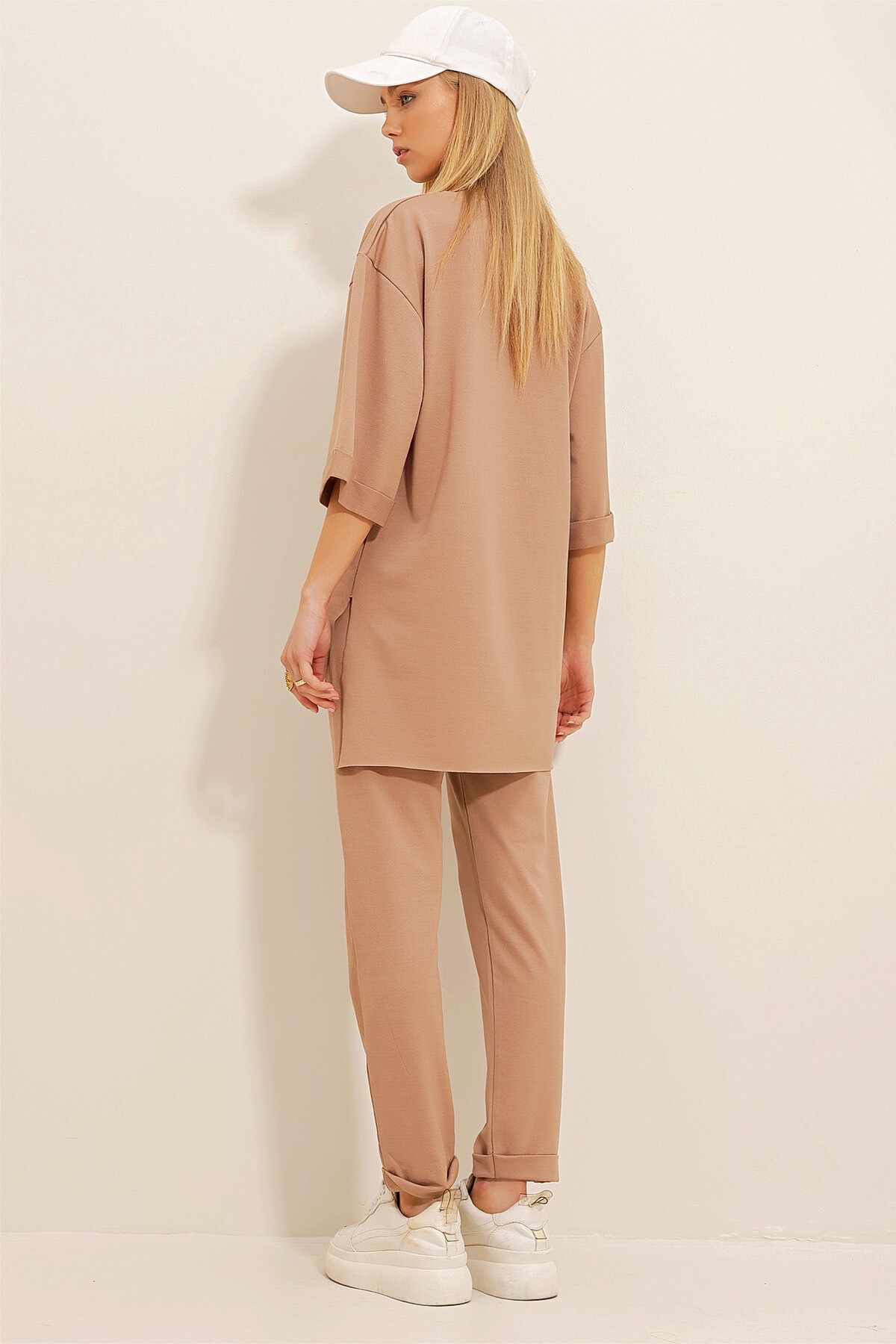 Koyubej Bisiklet Yaka Yanı Yırtmaçlı T-Shirt Ve Çift Cepli Pantolon Krep Örme Takım