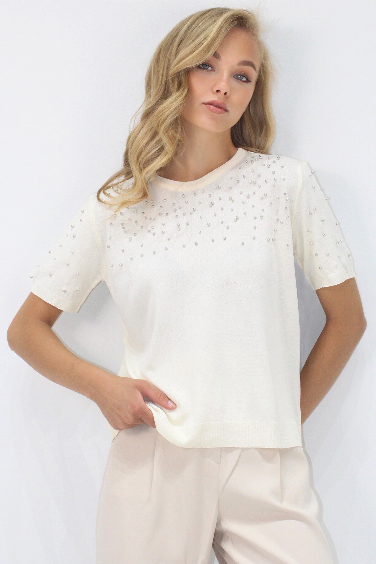 Krem Bisiklet Yaka İnci Çakımlı Kısa Kollu Triko Bluz