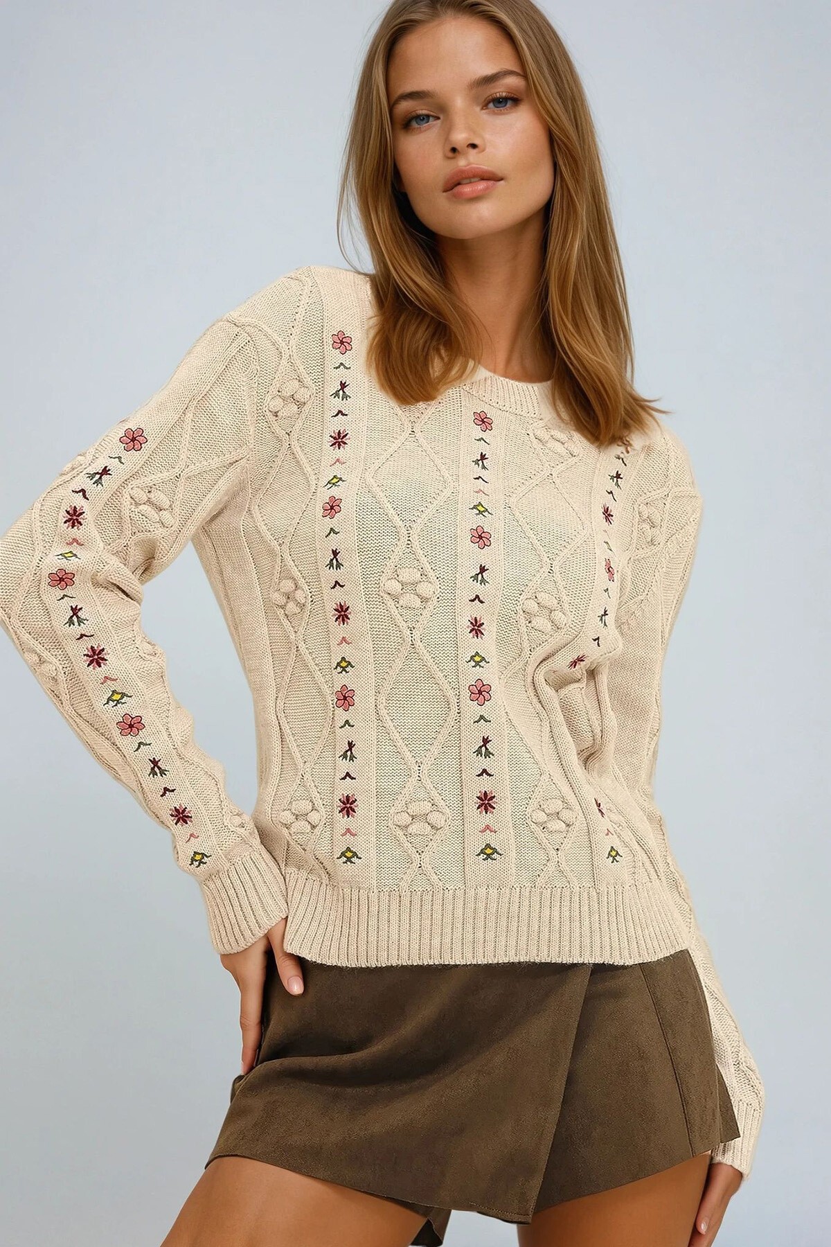Krem Bisiklet Yaka Motifli Nakışlı Triko Kışlık Kazak