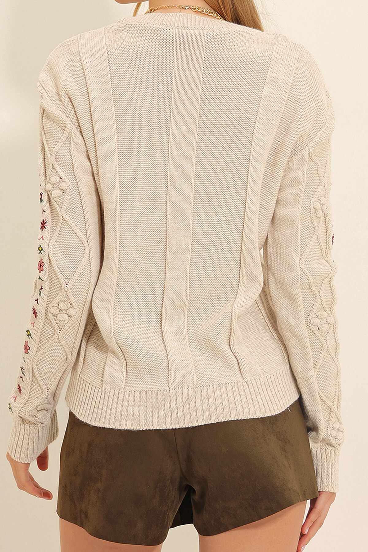 Krem Bisiklet Yaka Motifli Nakışlı Triko Kışlık Kazak