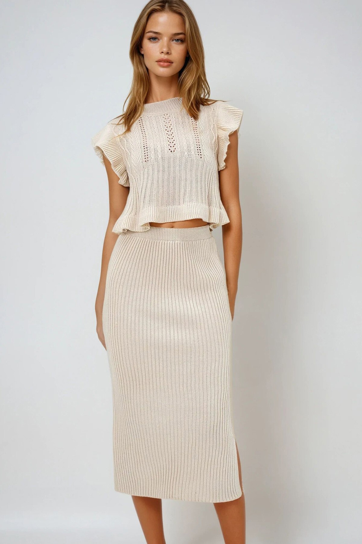 Krem Dik Yaka Fırfırlı Kolsuz Triko Bluz Ve Maxi Boy Etek Takım