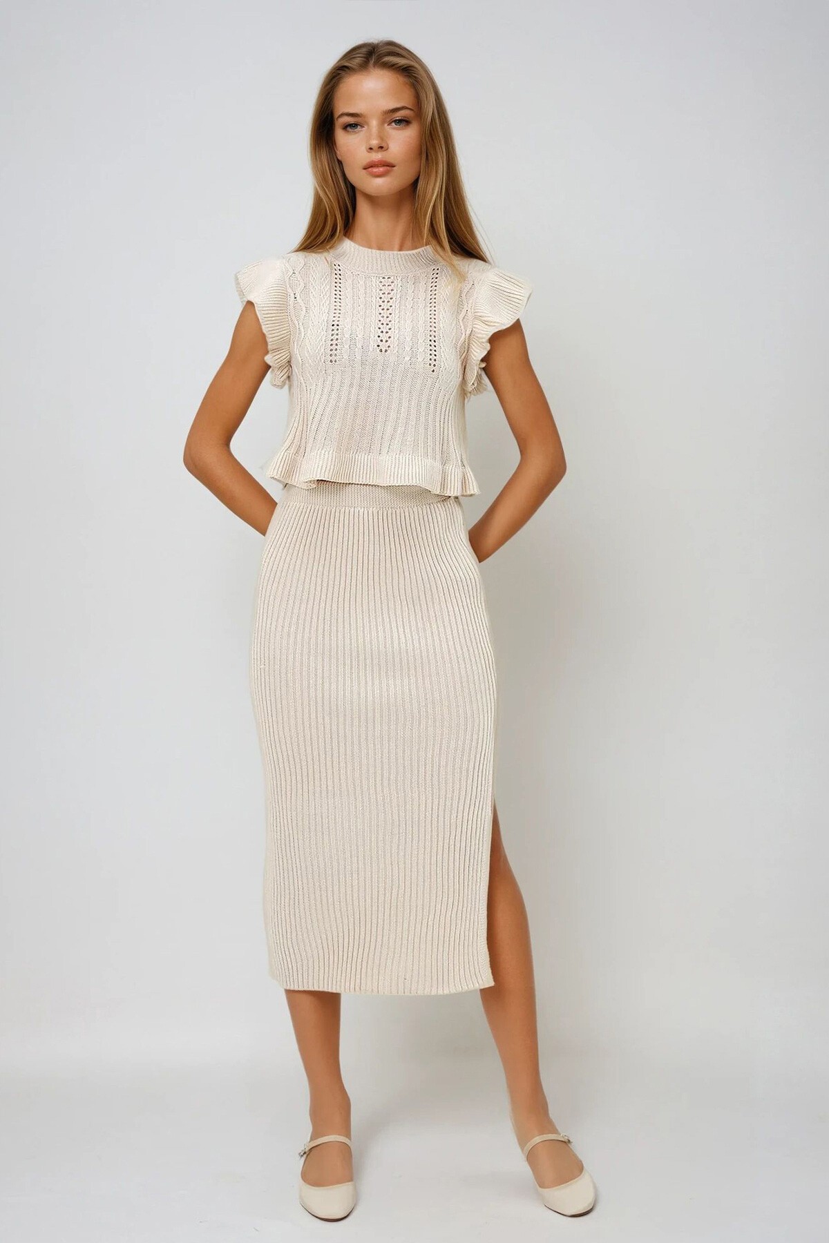 Krem Dik Yaka Fırfırlı Kolsuz Triko Bluz Ve Maxi Boy Etek Takım