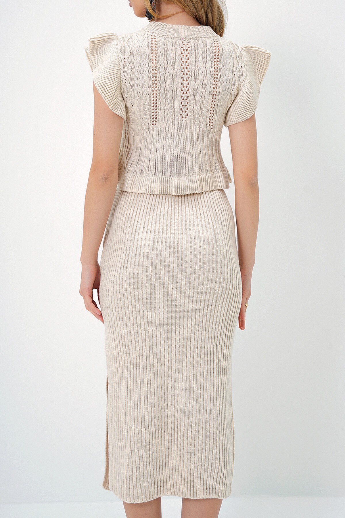 Krem Dik Yaka Fırfırlı Kolsuz Triko Bluz Ve Maxi Boy Etek Takım