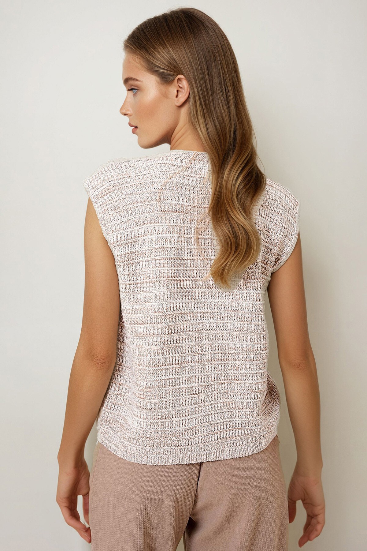 Krem Fiyonk Detaylı Örme Yelek