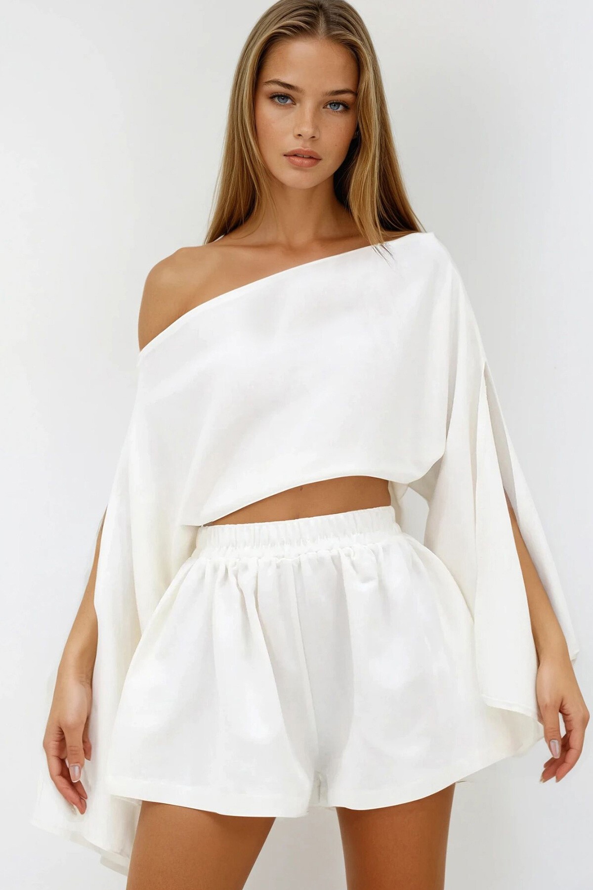 Krem Kayık Yaka Kolları Yırtmaçlı Keten Crop Bluz Ve Şort Takım