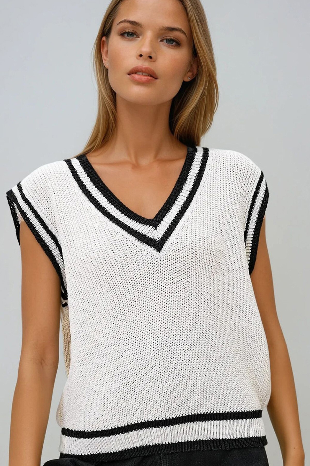 Krem V Yaka Şerit Detaylı Triko Süveter