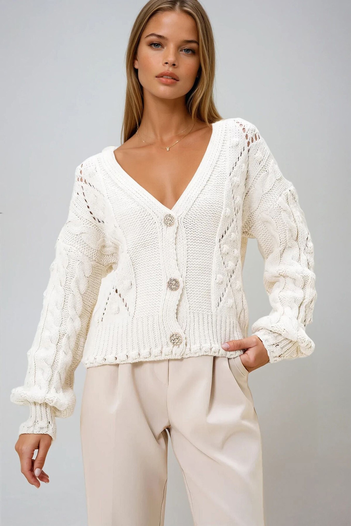 Krem V Yaka Taş Düğmeli Kalın Triko Hırka