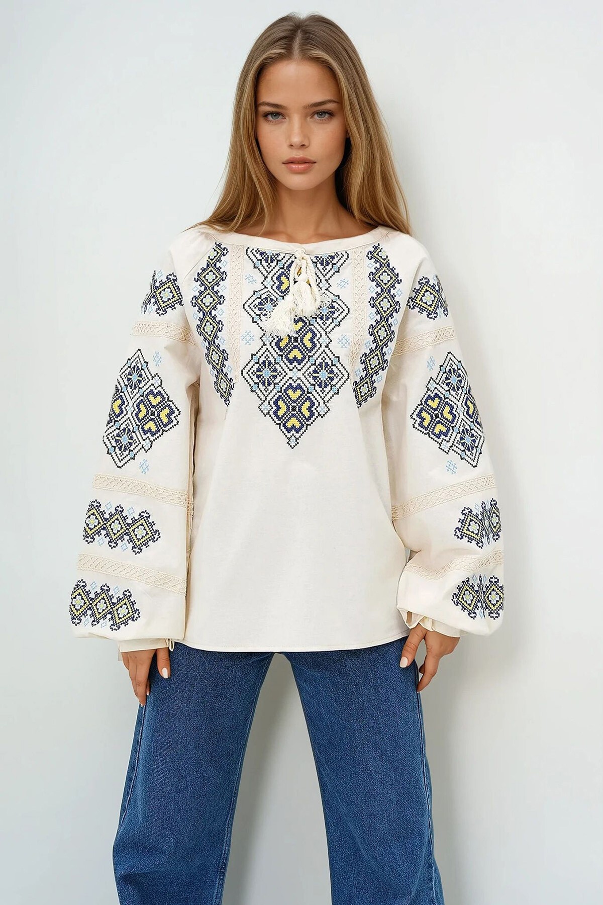 Krem Yakası Bağcıklı Balon Kol Nakış İşlemeli Keten Bluz