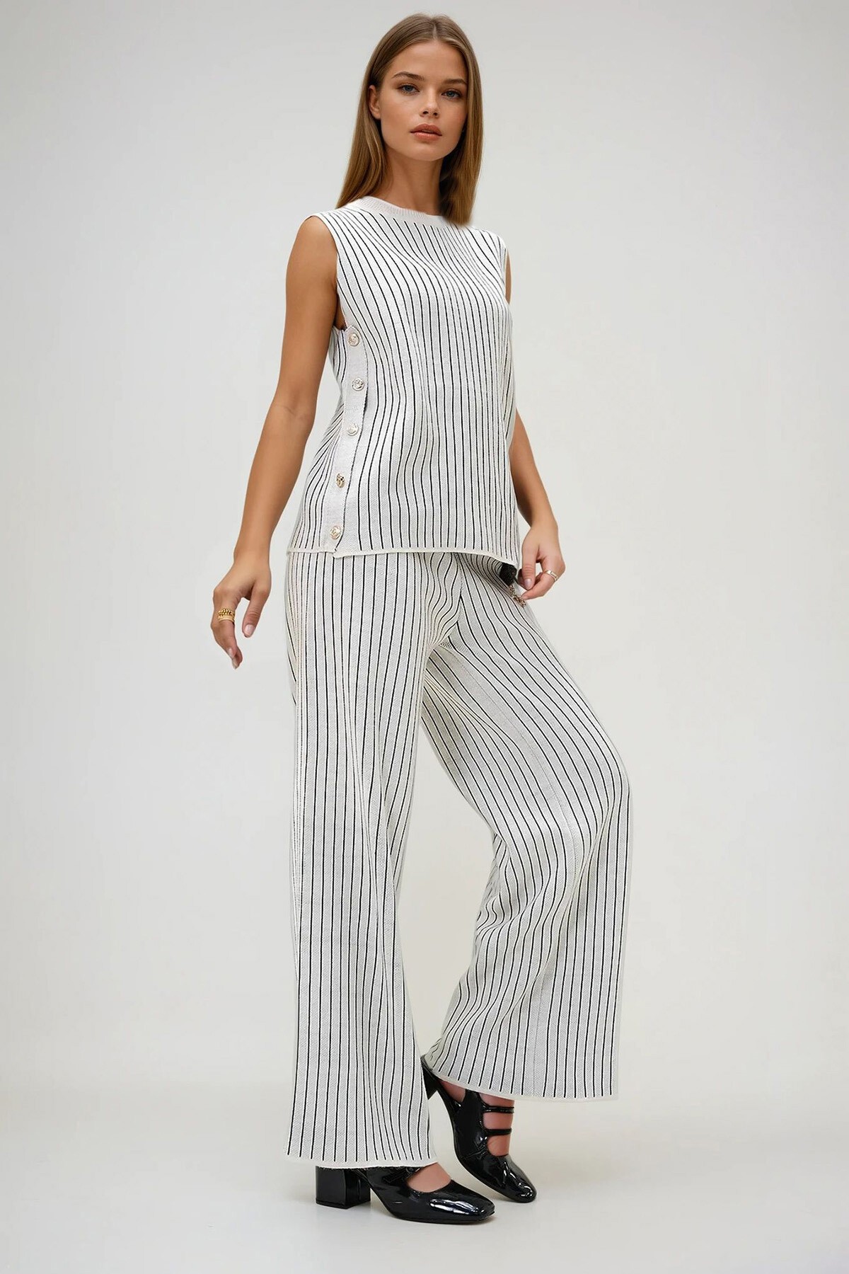 Krem Yarım Balıkçı Yaka Yanları Düğmeli Kolsuz Triko Çizgili Bluz Ve Palazzo Pantolon Takım