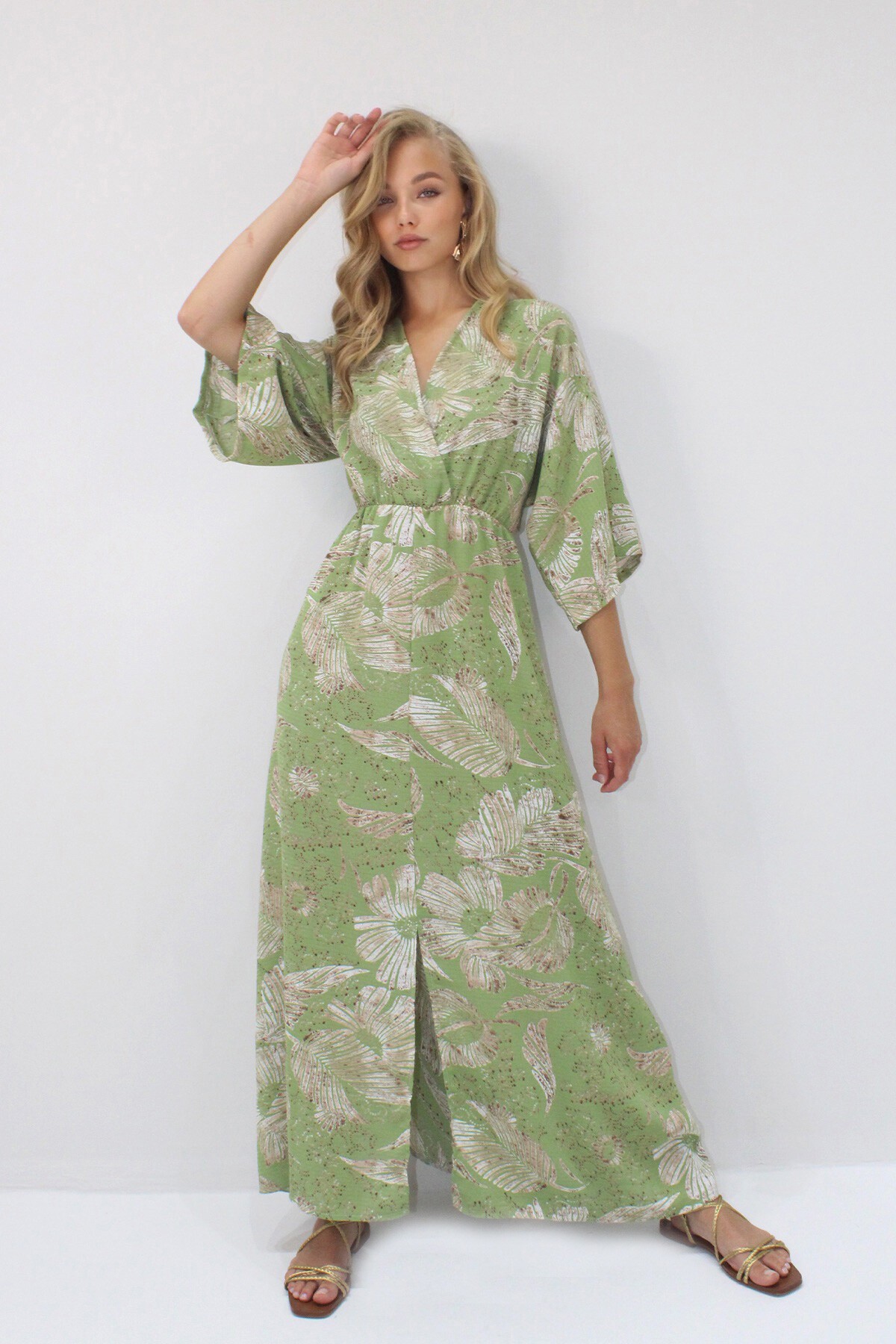 Yeşil Bej Kruvaze Yaka Beli Lastikli Yarasa Kol Yırtmaç Detaylı Maxi Boy Elbise