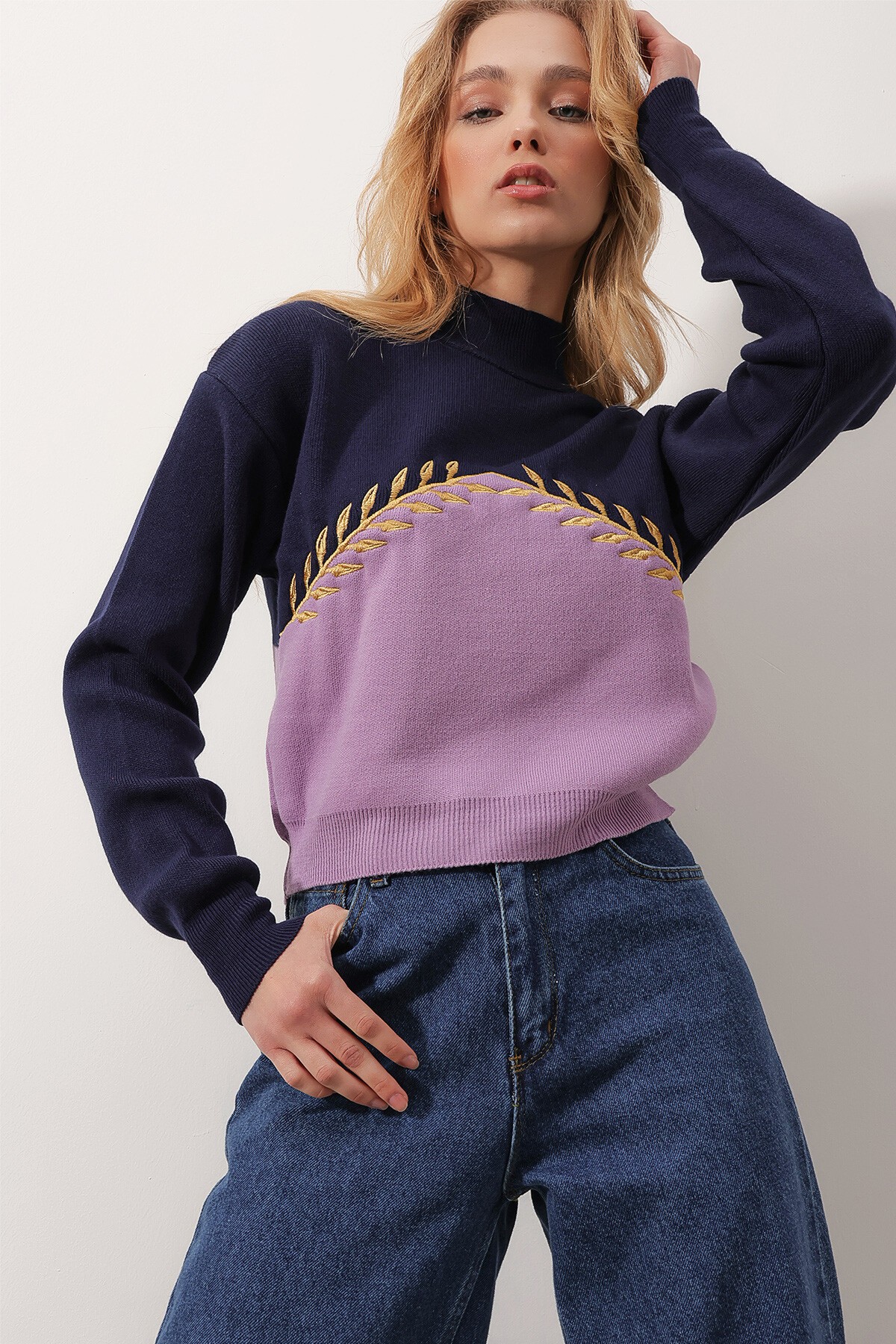 Lacivert Balıkçı Yaka Nakış İşlemeli Renk Bloklu Triko Kazak
