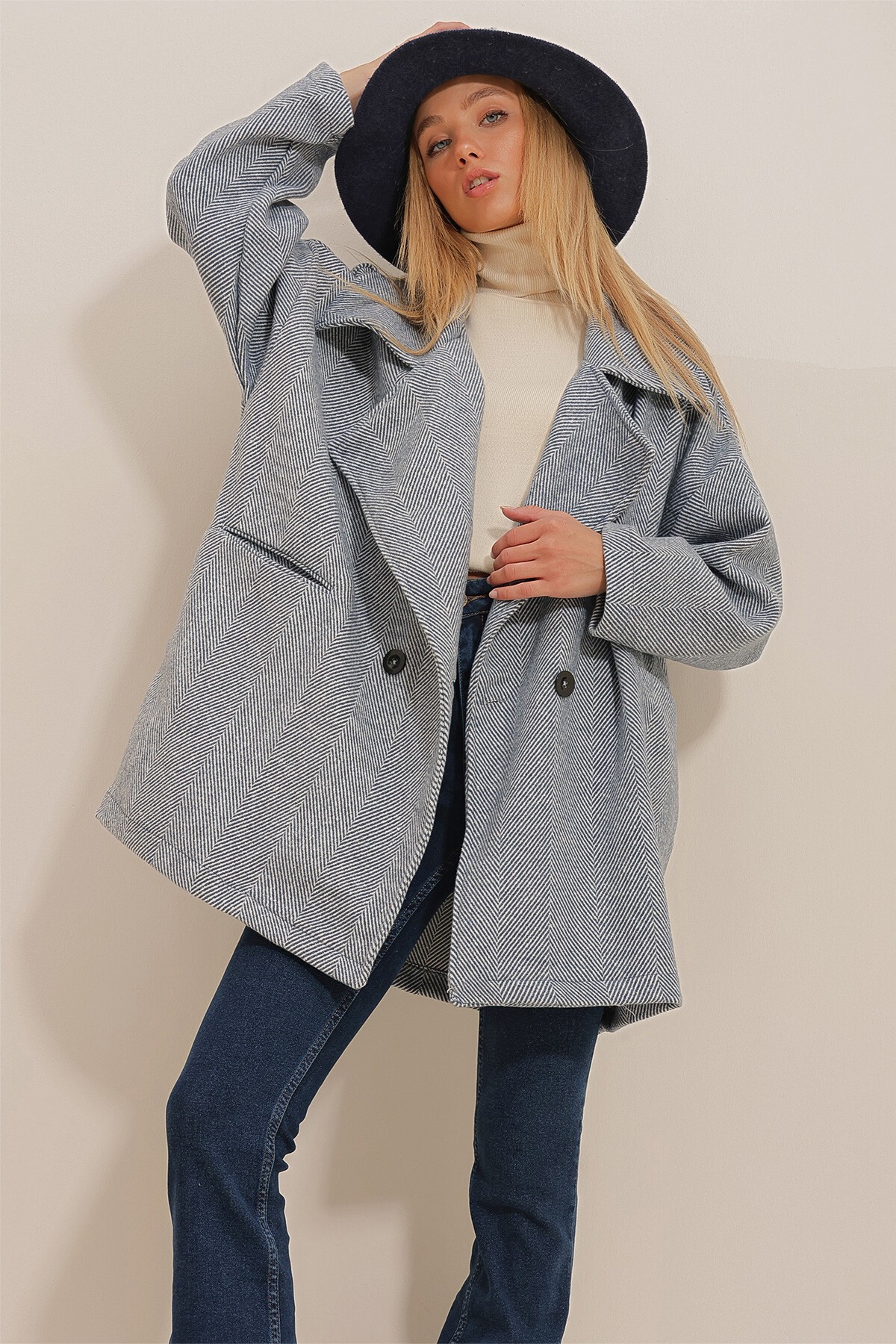 Lacivert Kruvaze Yaka Balık Sırtı Desenli Kaşe Cepli Astarsız Kaban