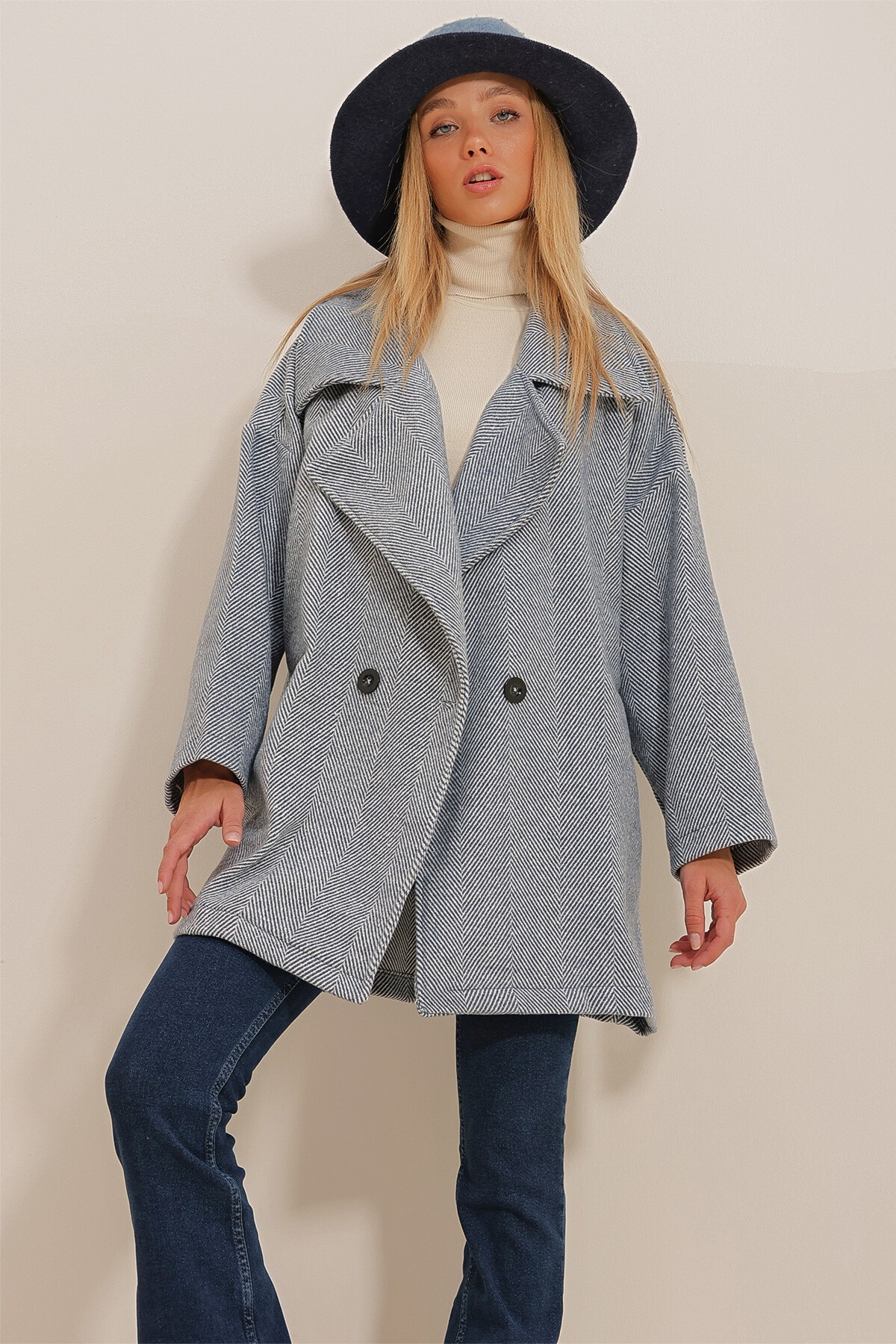 Lacivert Kruvaze Yaka Balık Sırtı Desenli Kaşe Cepli Astarsız Kaban