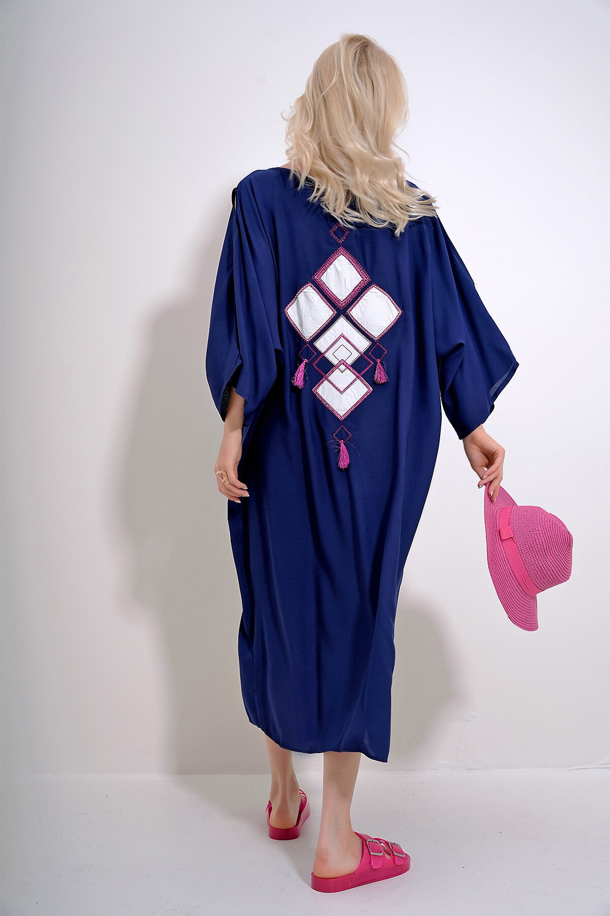 Lacivert V Yaka Sırtı Ve Cepleri Nakışlı Önü Düğmeli Dokuma Viskon Elbise