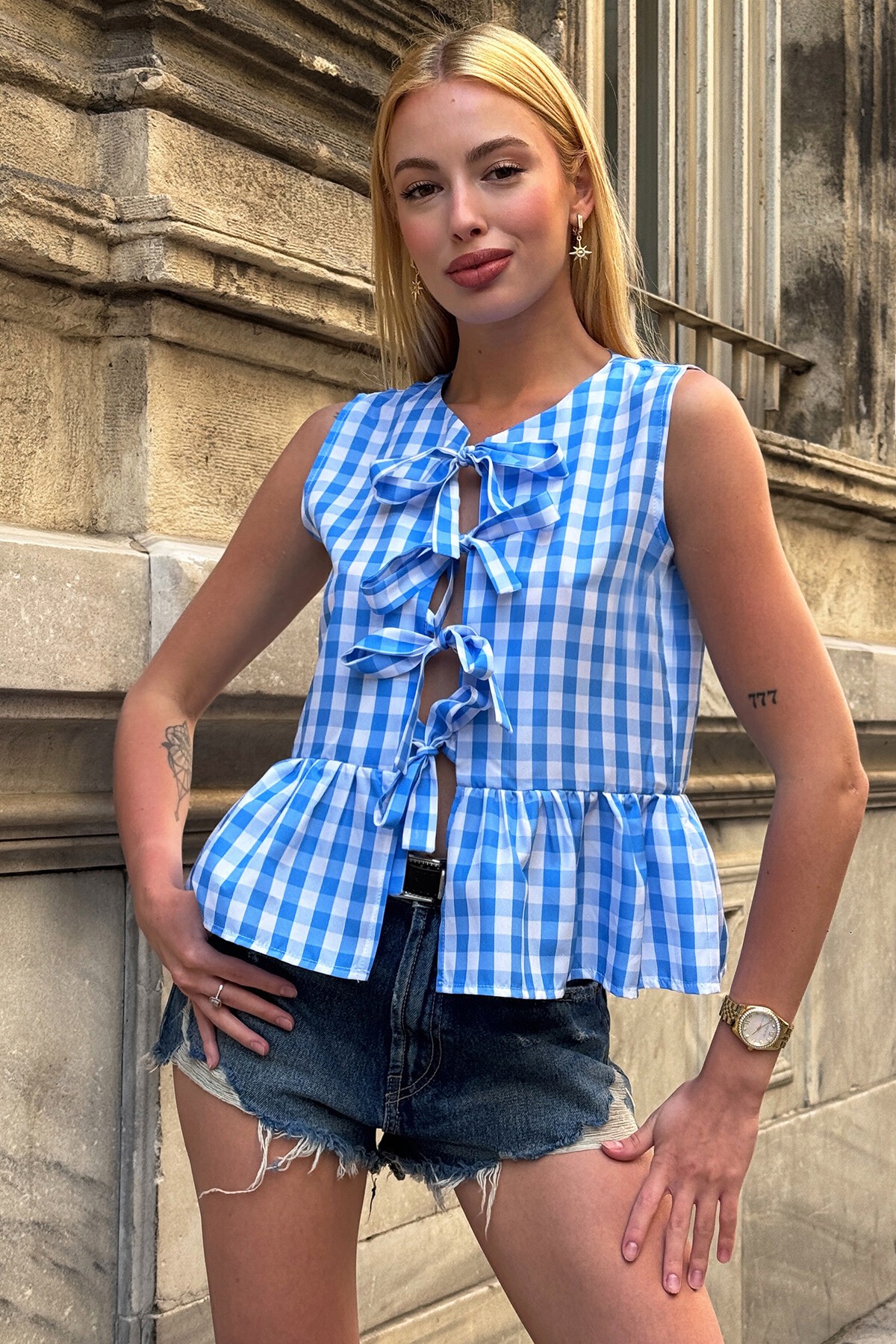 Mavi Bağlama Detaylı Eteği Volanlı Kolsuz Bluz