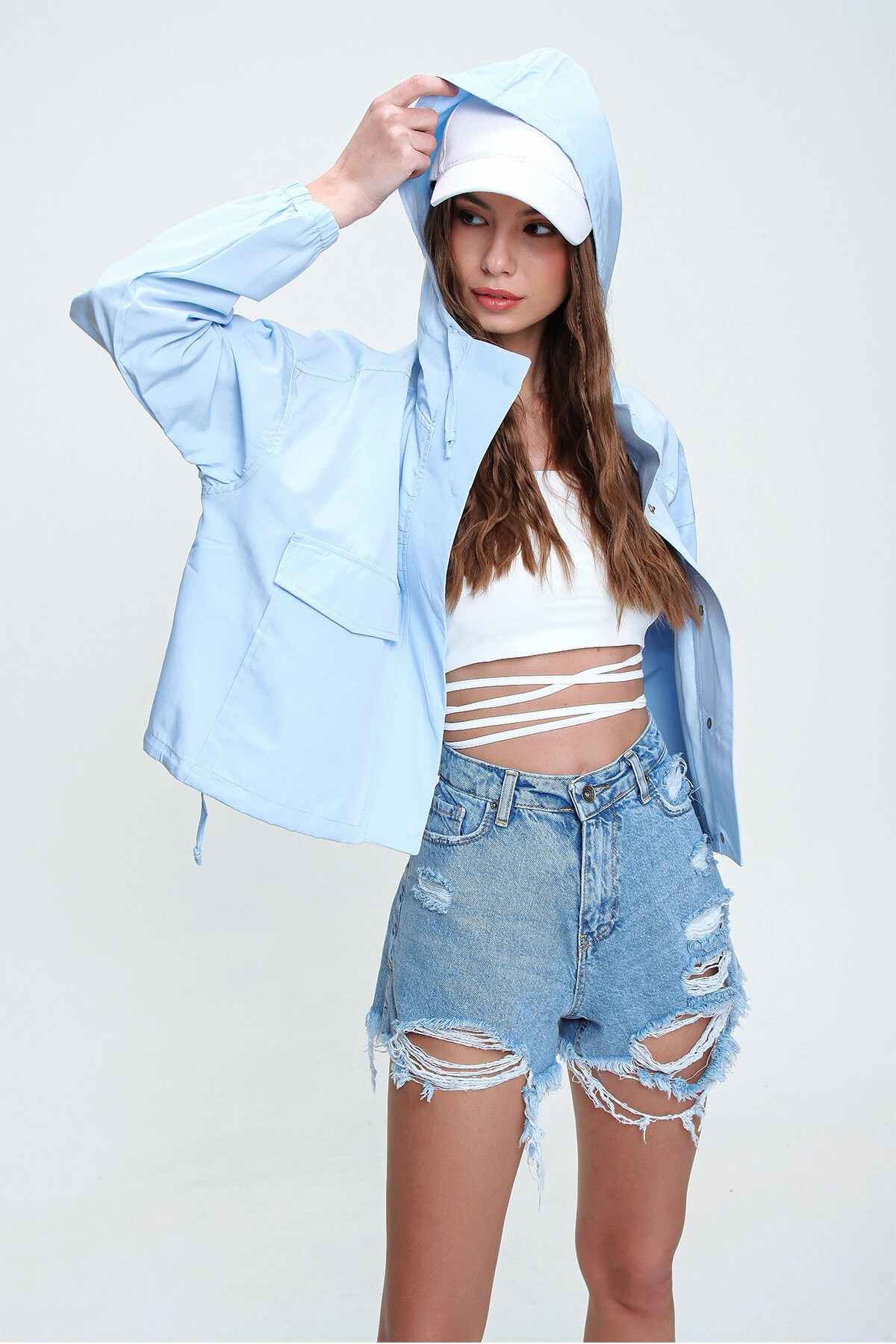 Mavi Beş Cepli Yüksek Bel Soluk Efektli Paçası Dikişsiz Denim Şort