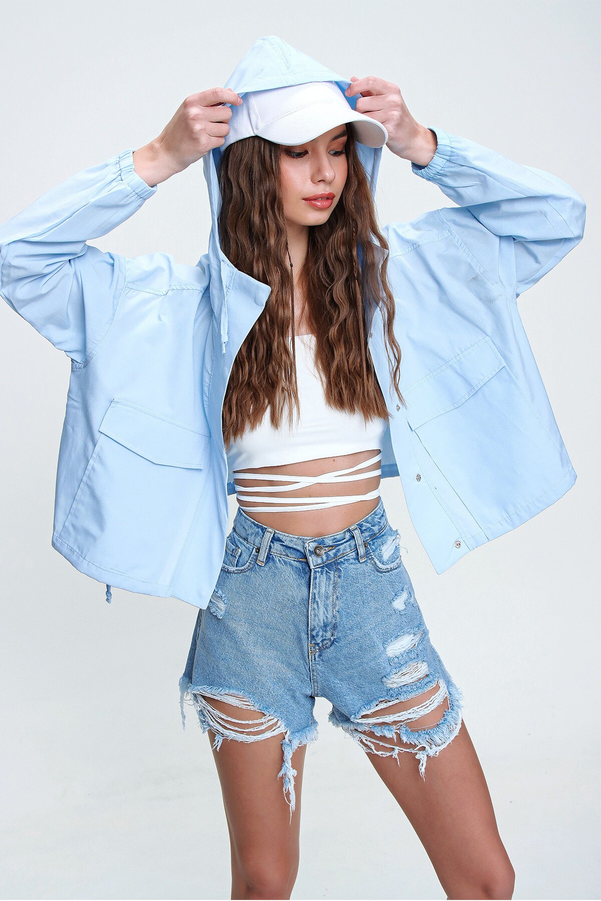 Mavi Beş Cepli Yüksek Bel Soluk Efektli Paçası Dikişsiz Denim Şort