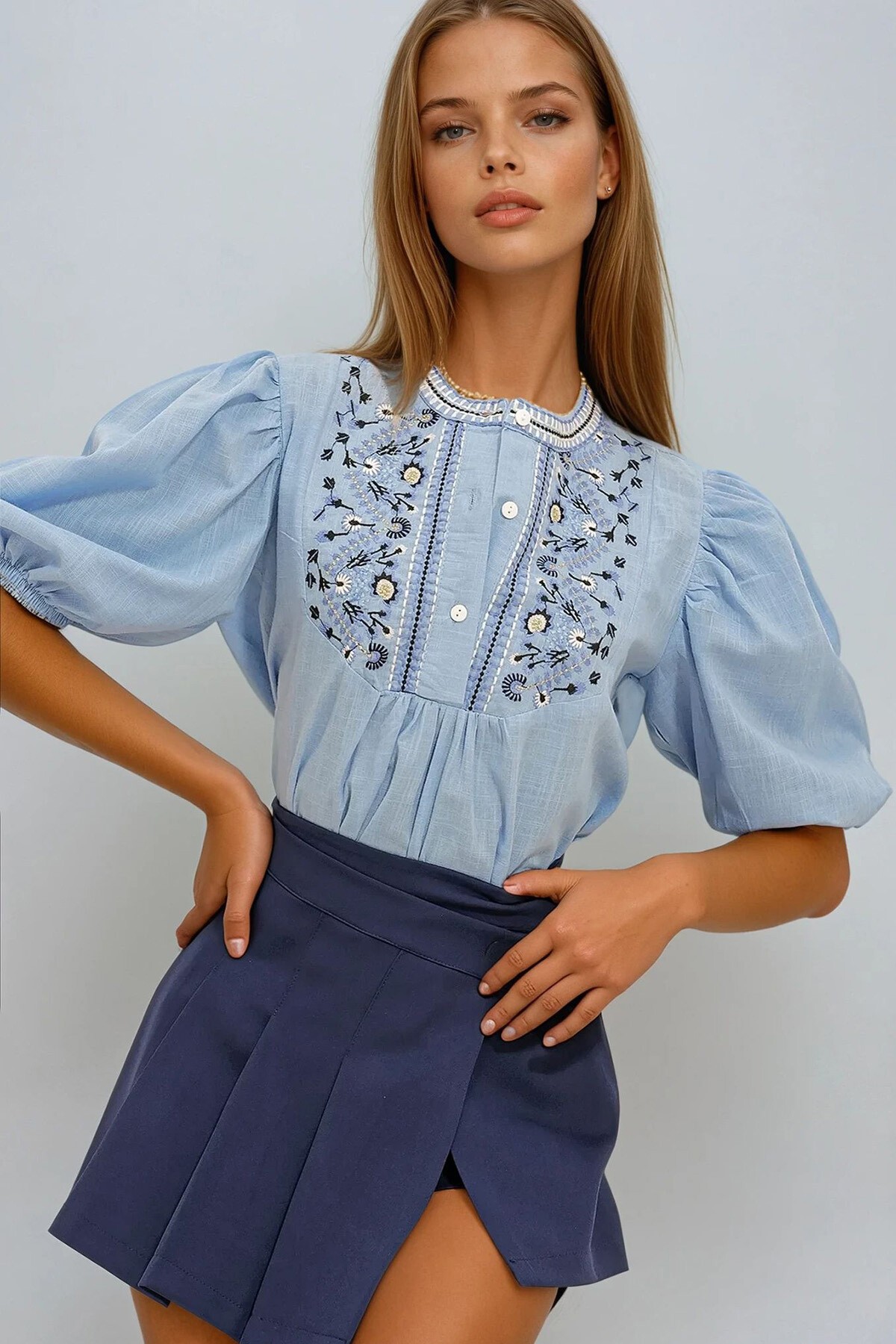 Mavi Bisiklet Düğme Detaylı Nakışlı Bluz