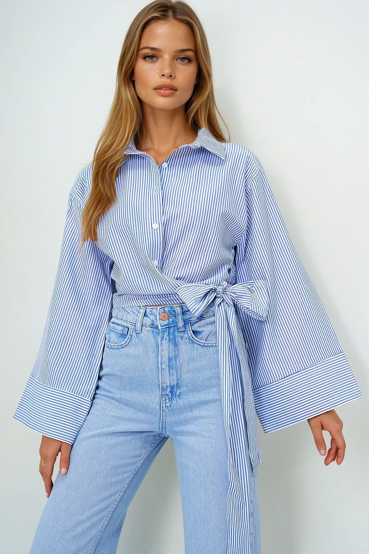 Mavi Çizgili Geniş Manşetli Kol Detaylı Önü Bağlamalı Poplin Gömlek