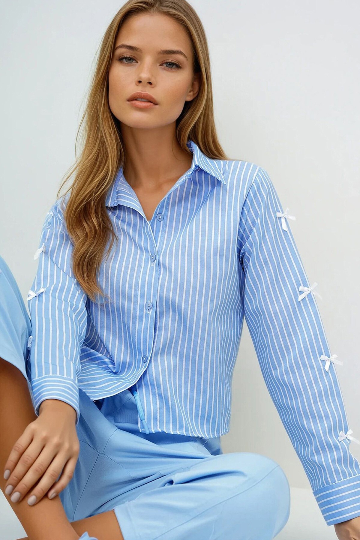 Mavi Kolları Fiyonk Detaylı Çizgili Crop Poplin Gömlek