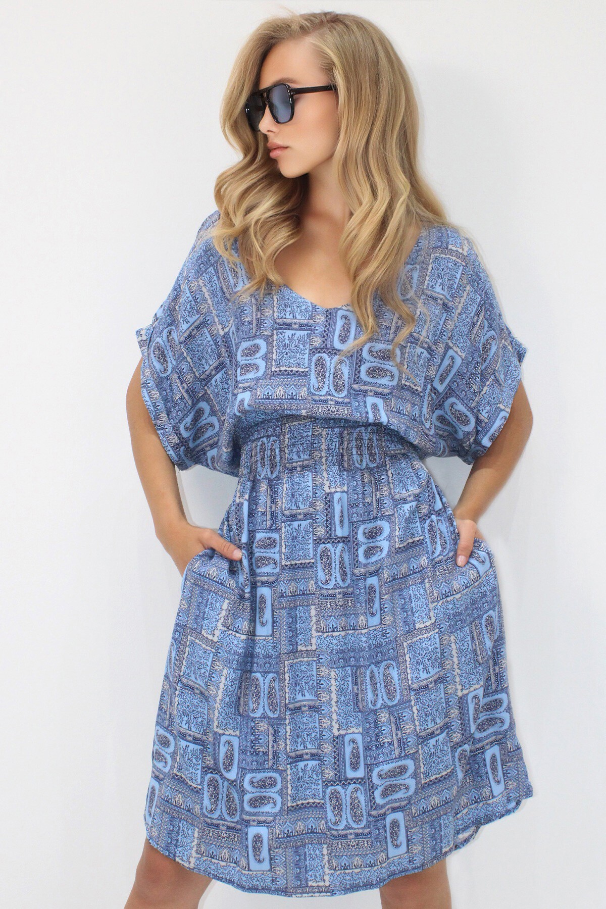 Mavi V Yaka Çift Cepli Etnik Desenli Beli Gipeli Dokuma Viskon Elbise