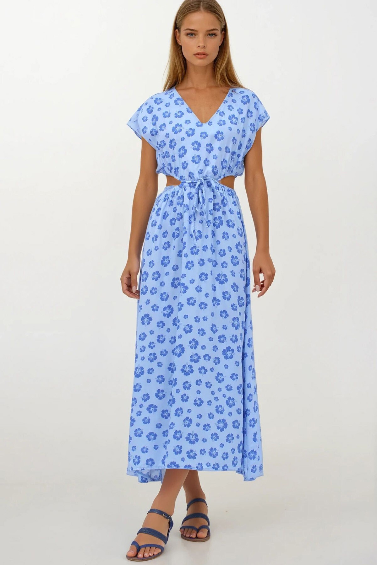 Mavi V Yaka Cut Out İp Detaylı Desenli Maxi Boy Yırtmaçlı Elbise