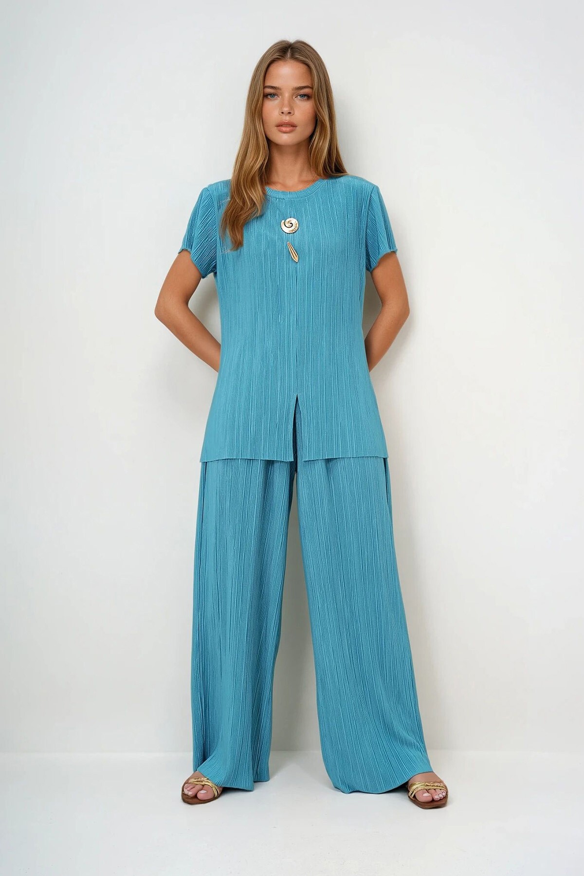 Mint Yeşili Bisiklet Yaka Gold Düğme Detaylı Yırtmaçlı Pliseli Bluz Ve Pantolon Takım