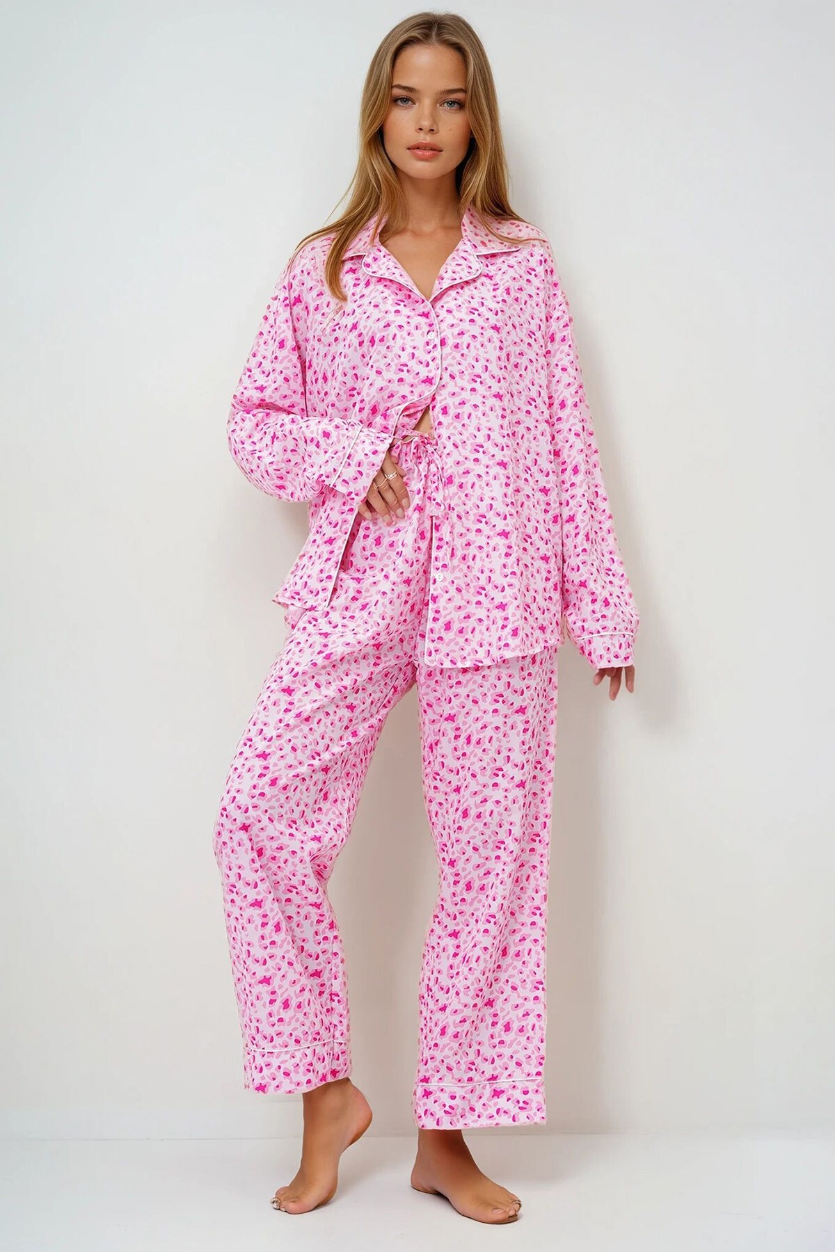 Pembe Biye Detaylı Dijital Baskılı Saten Uzun Gömlek Ve Pantolonlu Pijama Takımı