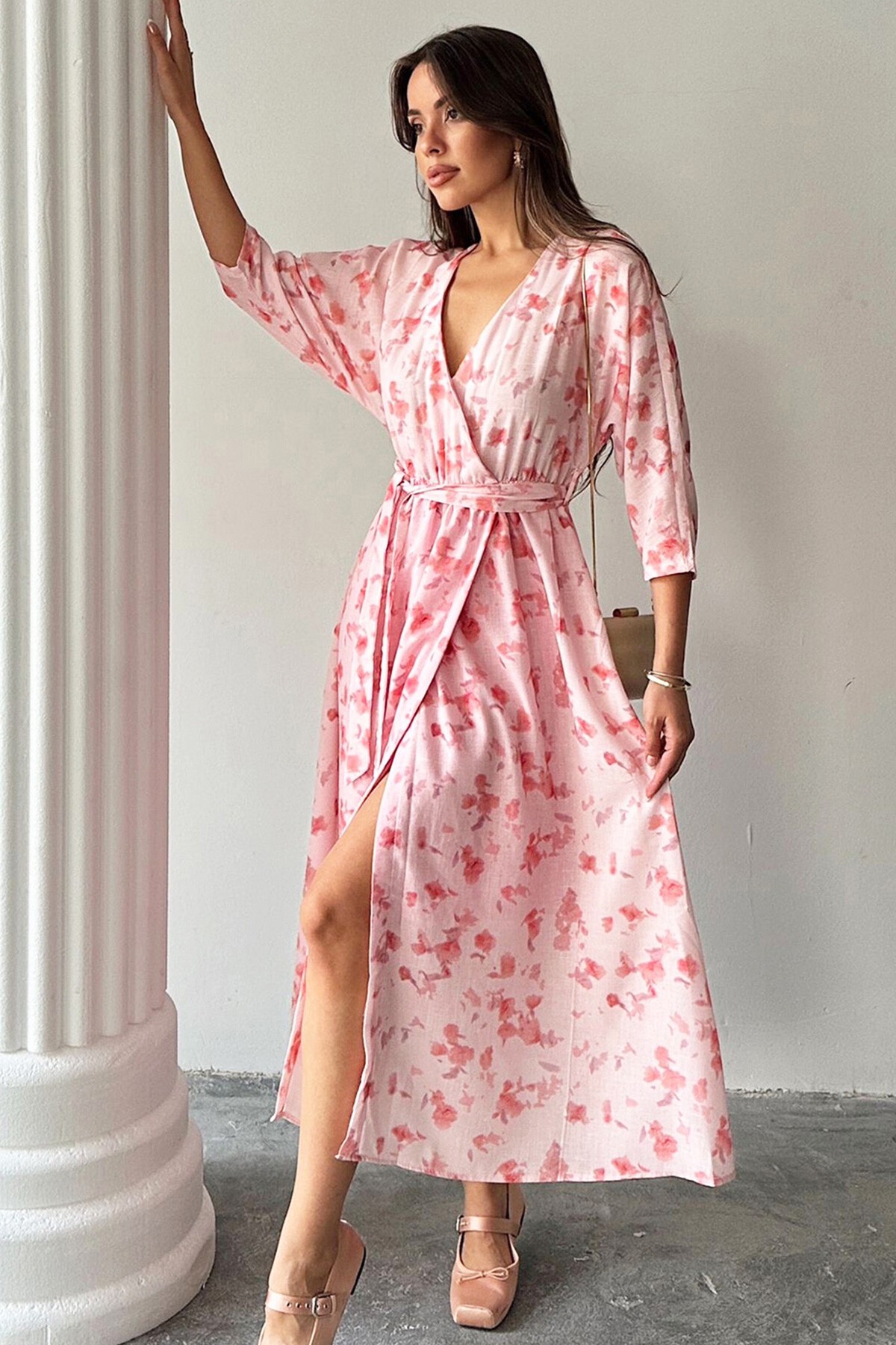 Pembe Kuşaklı Beli Lastikli Kruvaze Yaka Midi Boy Keten Elbise