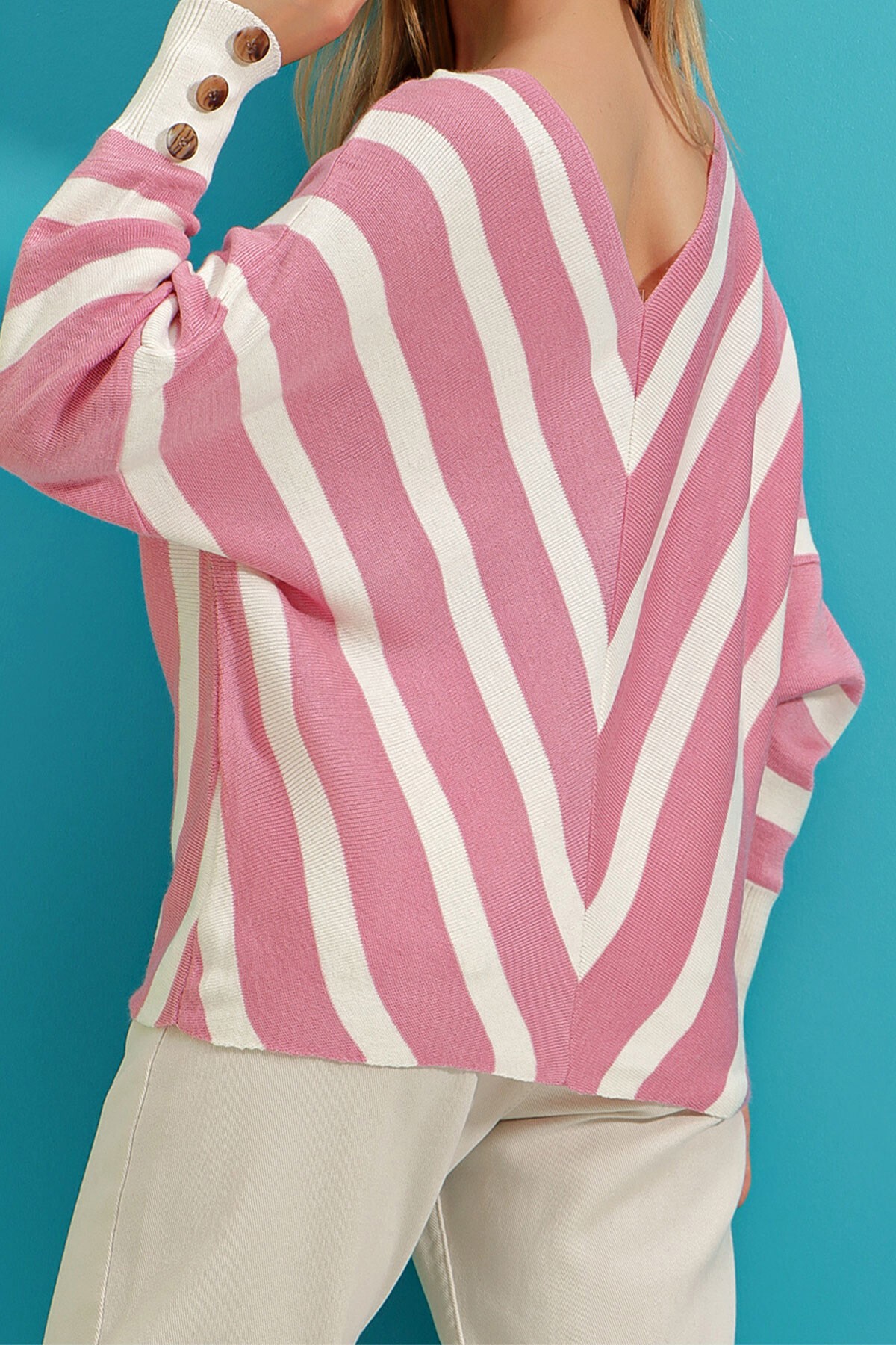 Pembe V Yaka Verev Çizgili Oversize Triko Kazak