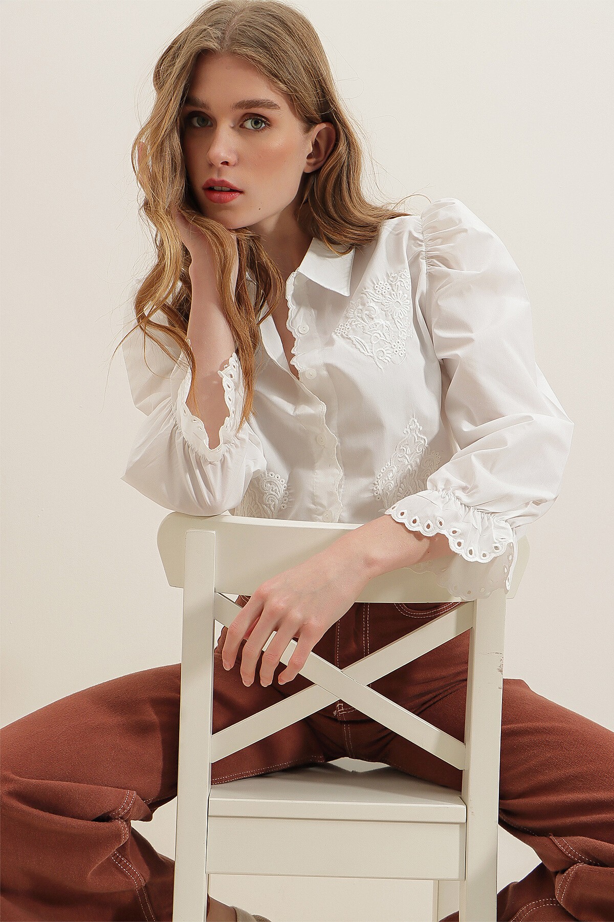 Beyaz Prenses Kol Güpür Nakışlı Dokuma Gömlek Esq7623