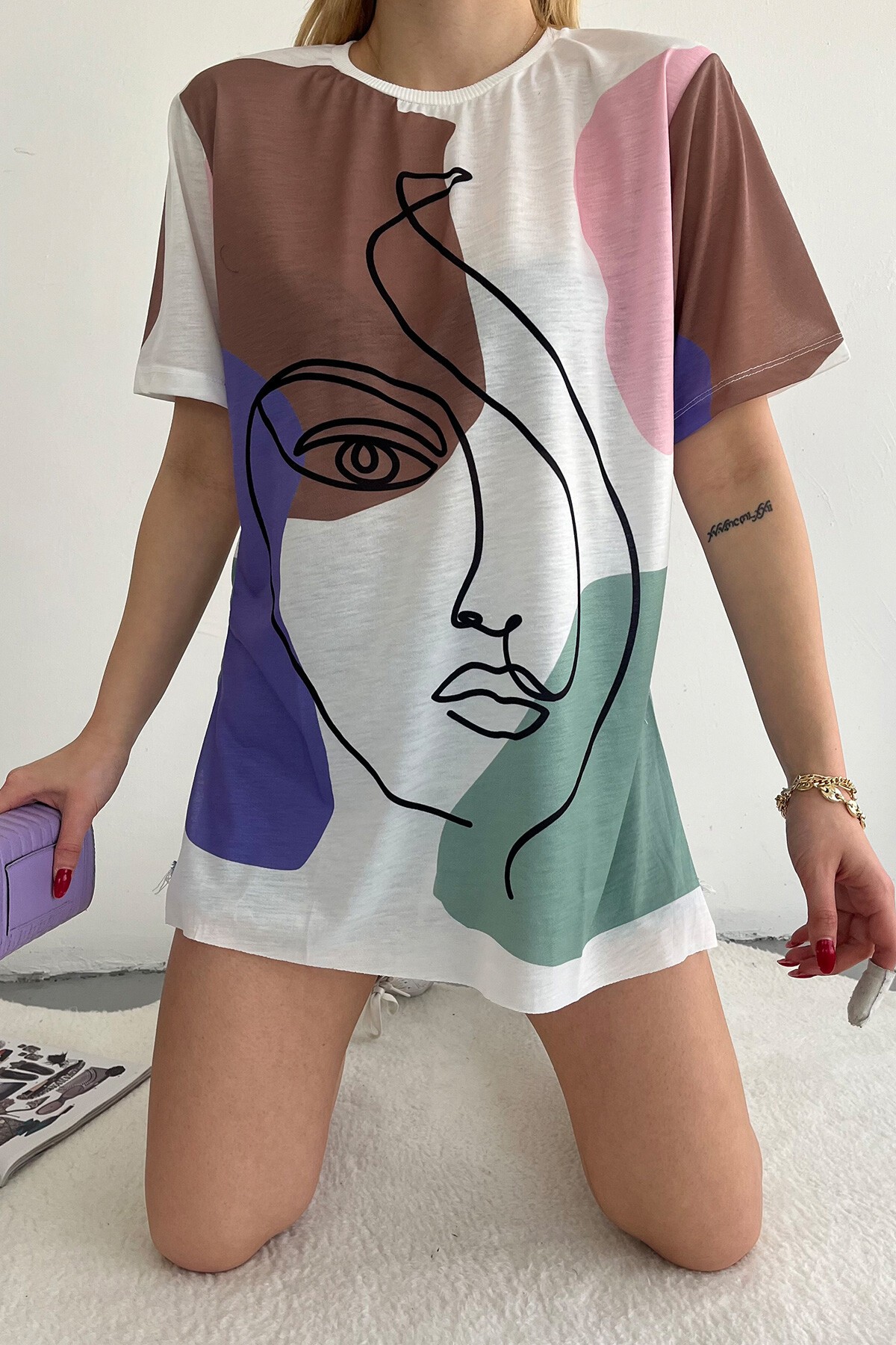 Pudra Bisiklet Yaka Dijital Baskılı Yanı Yırtmaçlı Sweatshırt