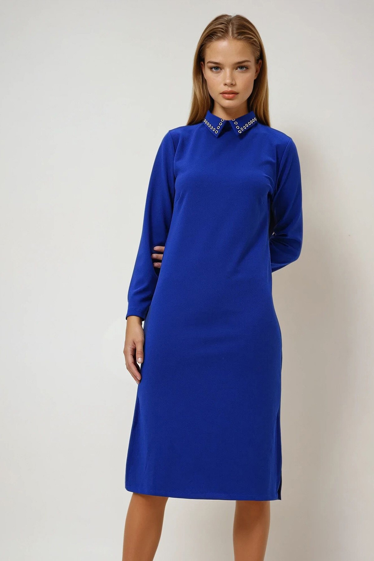 Saks Gömlek Yaka Kuş Gözü Detaylı İki Yanı Yırtmaçlı Krep Örme Elbise