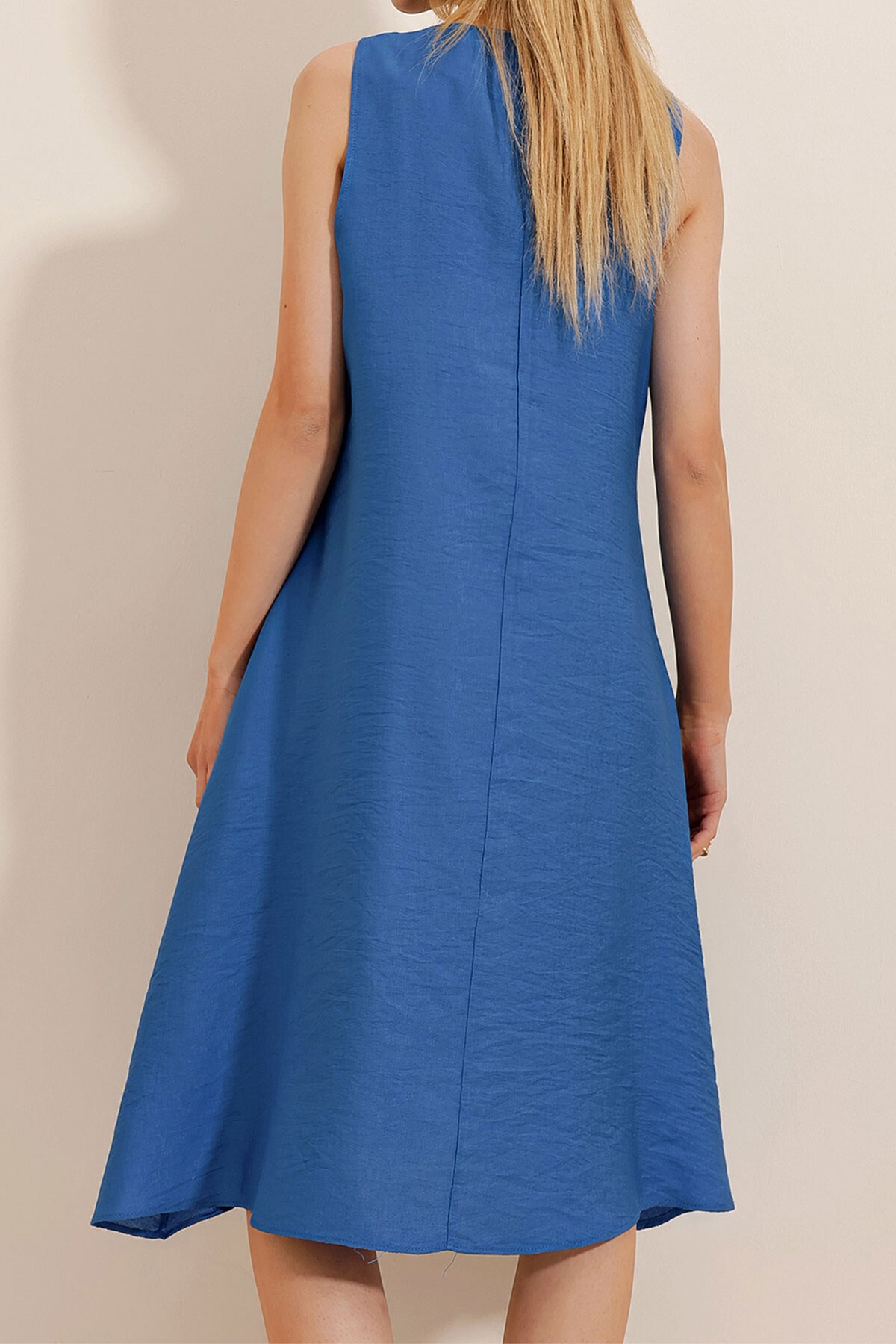 Saks V Yaka Çift Cepli Aerobin Dokuma Elbise