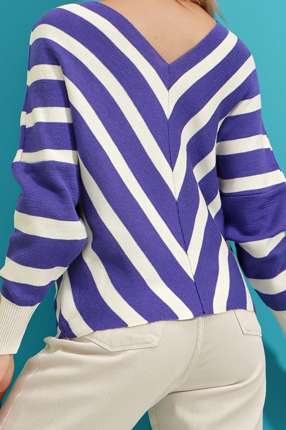 Saks V Yaka Verev Çizgili Oversize Triko Kazak