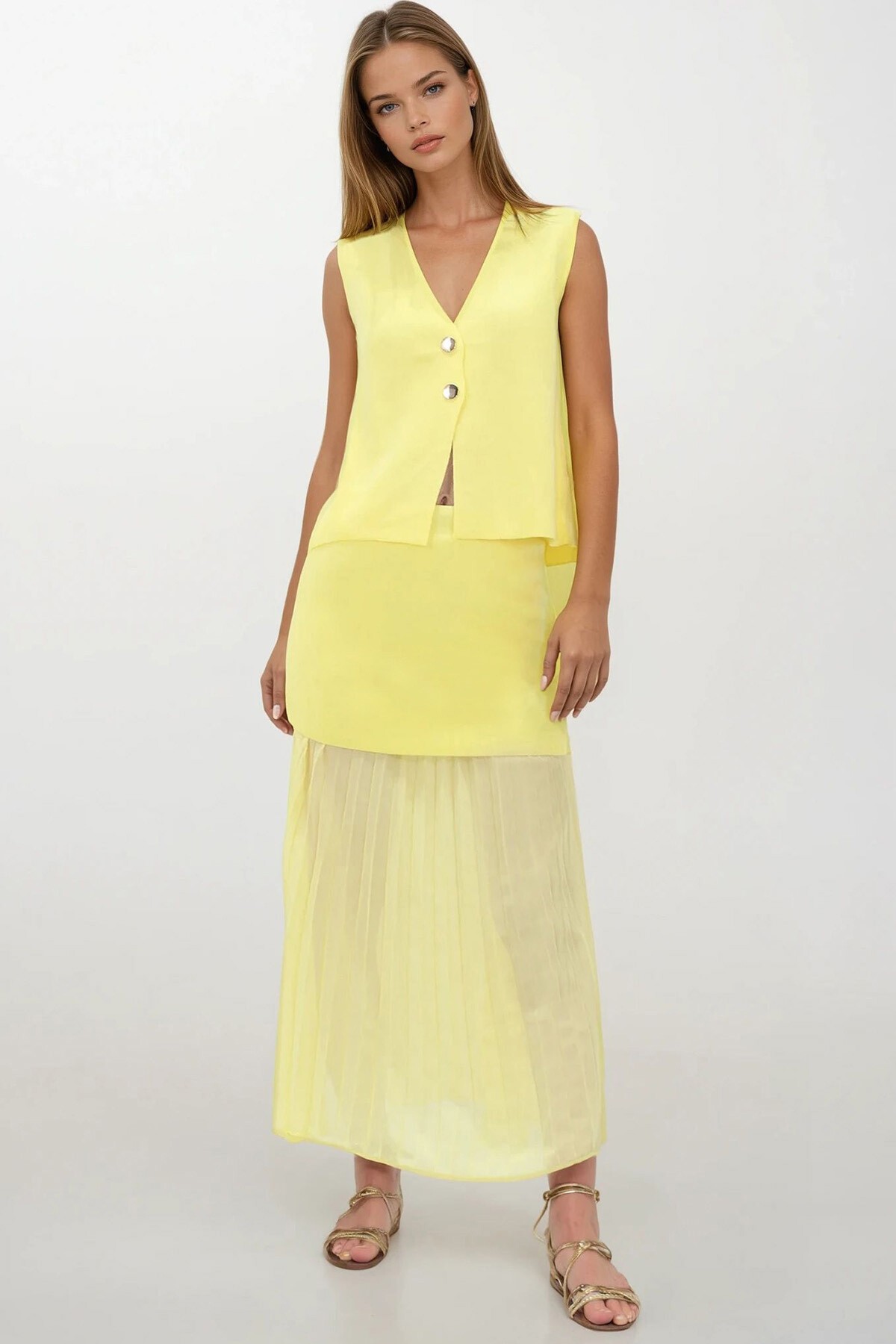 Sarı Düğmeli Yelek Ve Piliseli Tasarım Etek Triko Takım