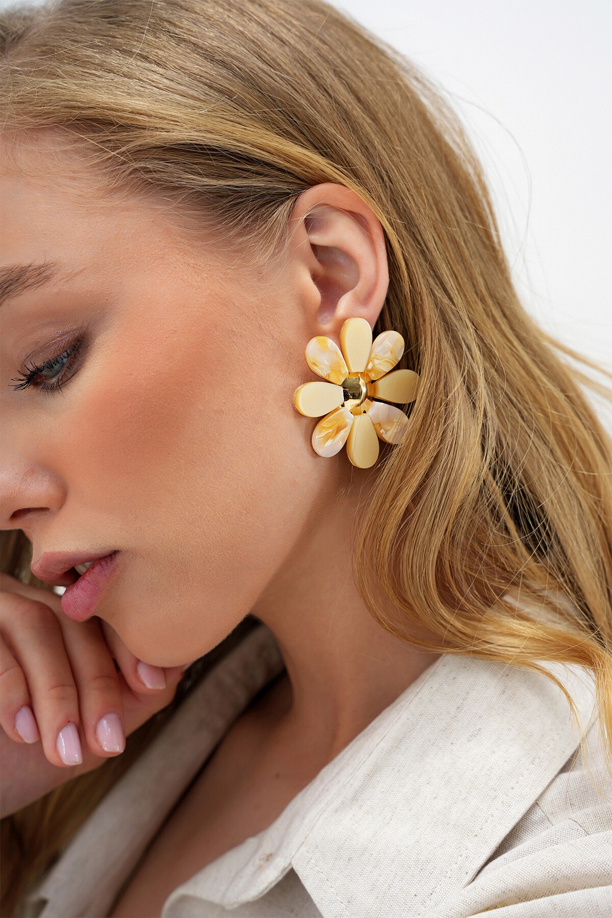 Sarı Papatya Motifli Sedefli Küpe