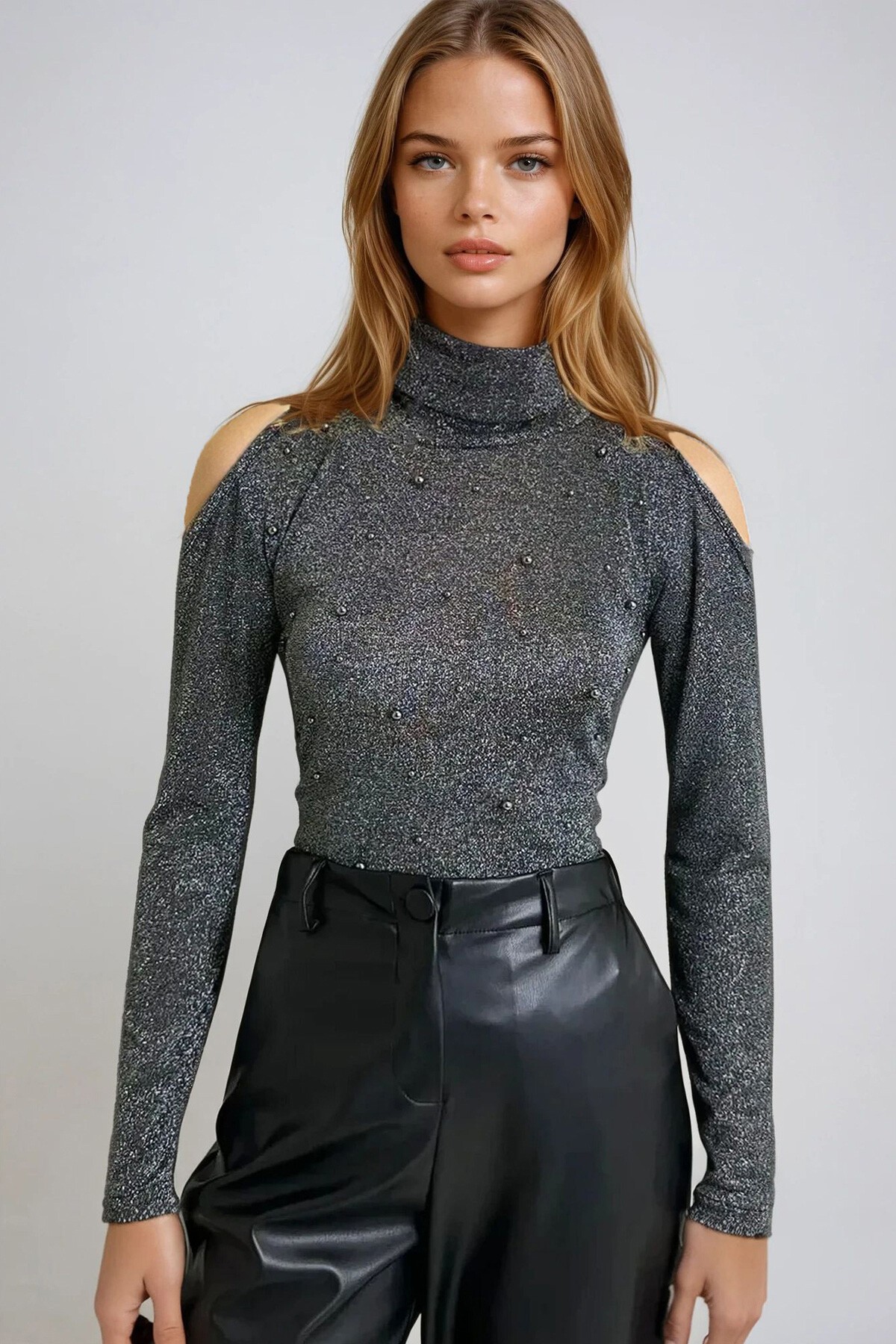 Simli Siyah Balıkçı Yaka İnci Çakmalı Omuz Dekolteli Simli Örme Bluz