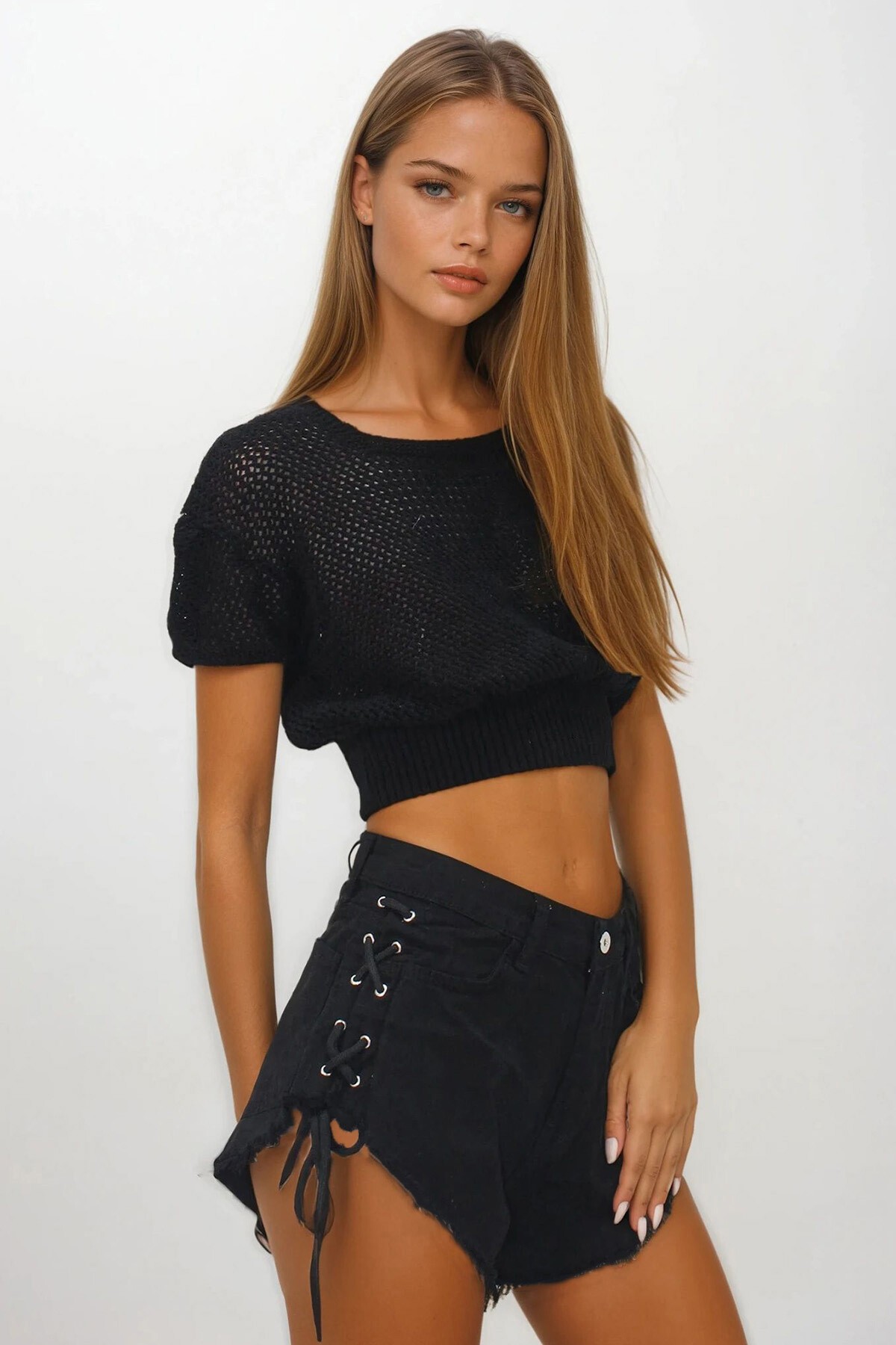 Siyah 4 Cepli Bağcık Detaylı Püsküllü Kot Şort