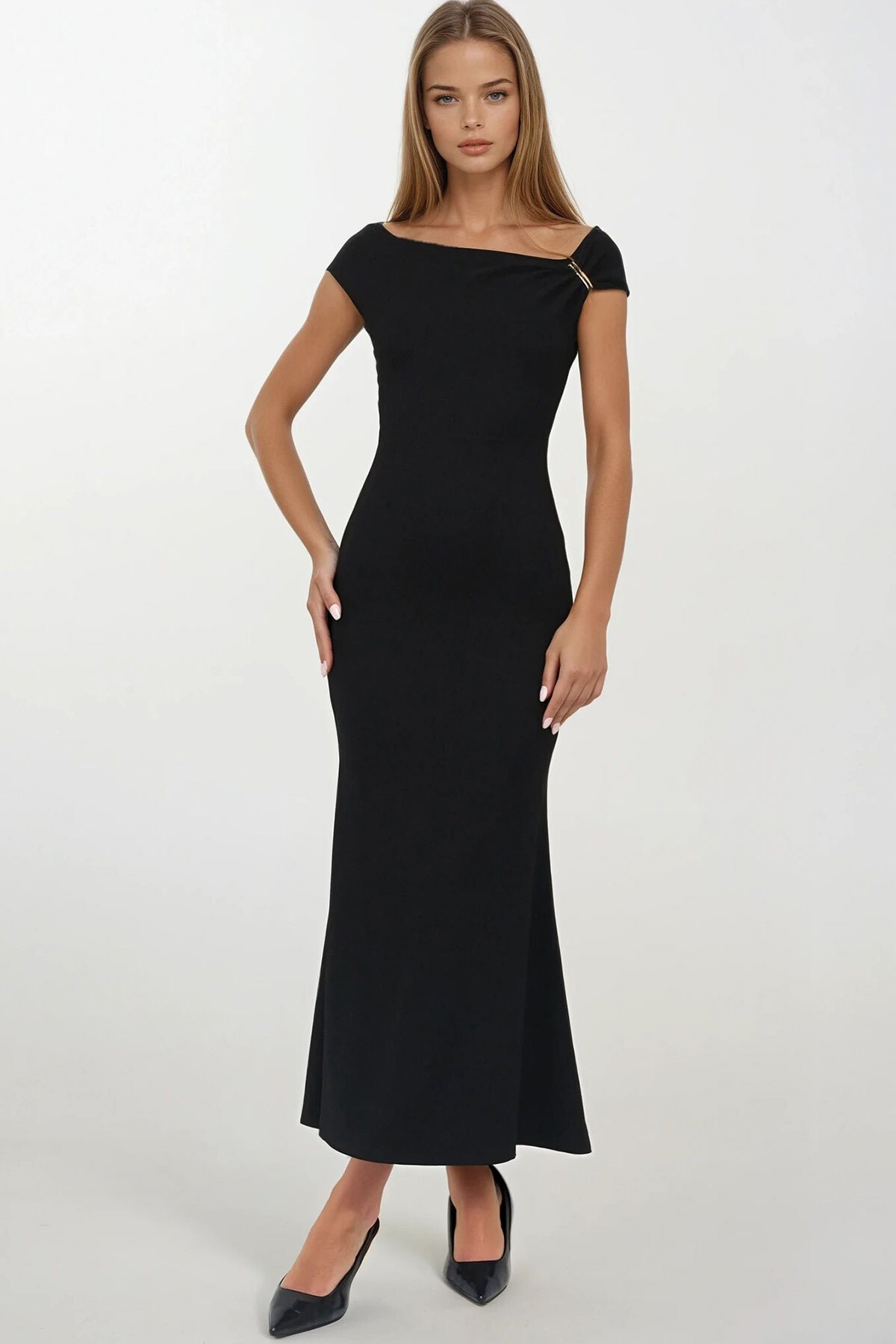 Siyah Aksesuar Detaylı Drape Yaka Maxi Boy Fitilli Elbise