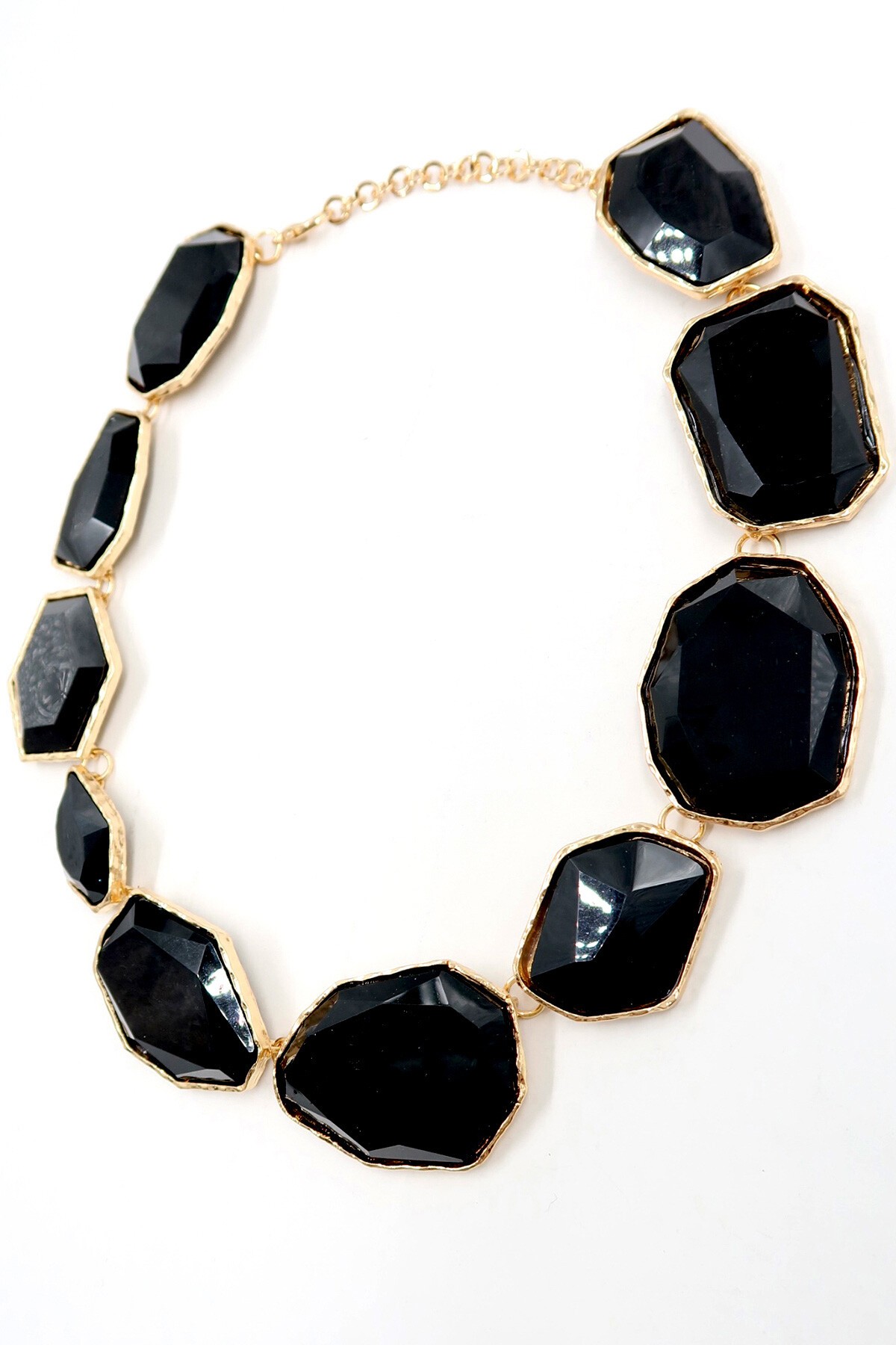 Siyah Altın Çerçeveli Asimetrik Taşlı Kolye